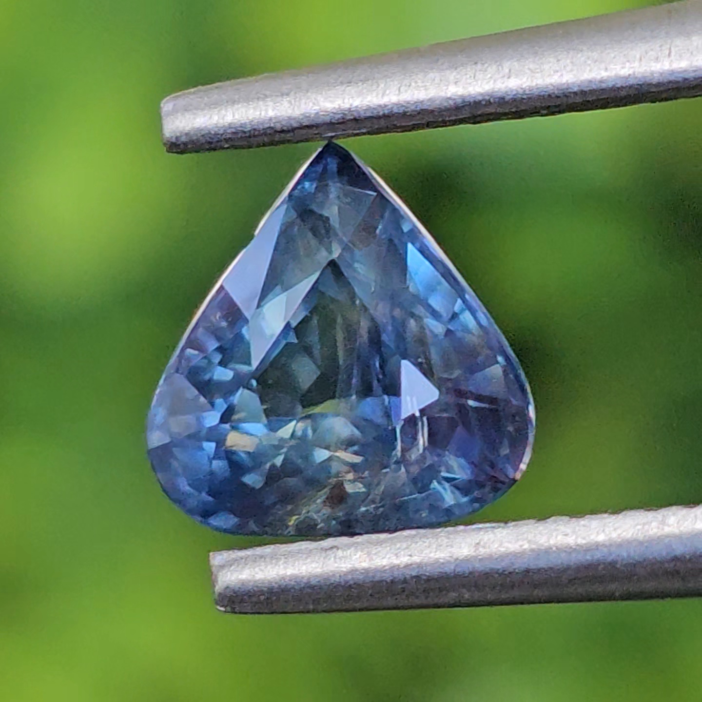 พลอย ไพลิน (Blue Sapphire) 1.02 กะรัต (Cts.) ดิบ (Unheated) พลอยแท้ อัญมณีมงคลประจําวันเกิด เครื่องประดับพลอย