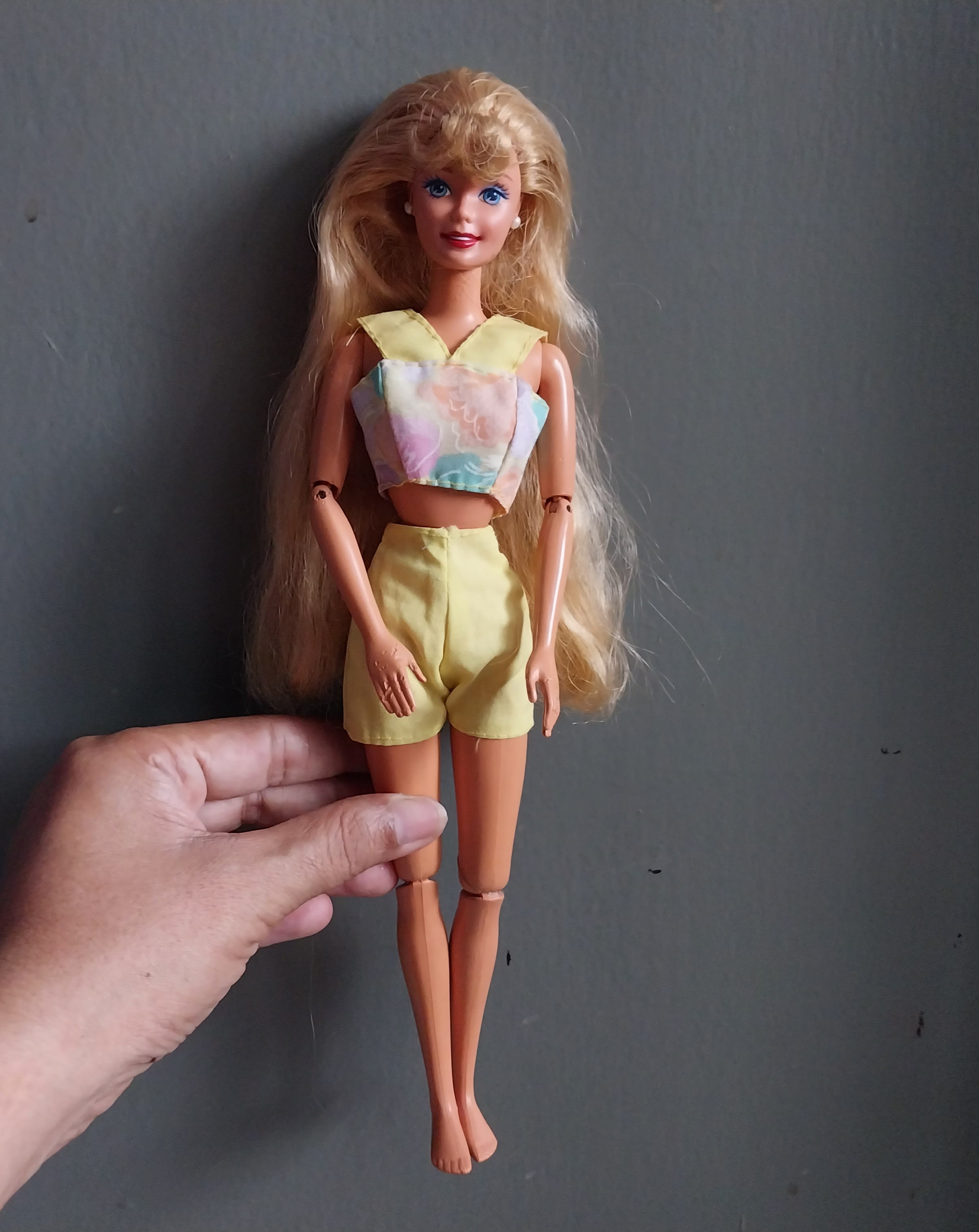 มีหลายภาพ ข้อหลวม มือมีตำหนิ ตุ๊กตาบาร์บี้วินเทจข้อต่อรุ่นเก่า Mattel 1993 แถมชุด