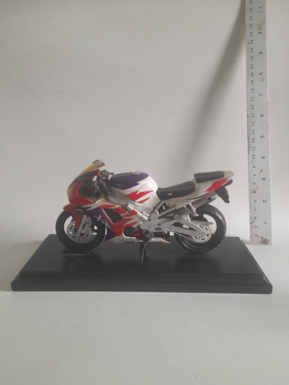 มีหลายภาพ รถมอเตอร์ไซค์พร้อมฐาน สภาพสะสม ขนาดประมาณ 5 นิ้ว