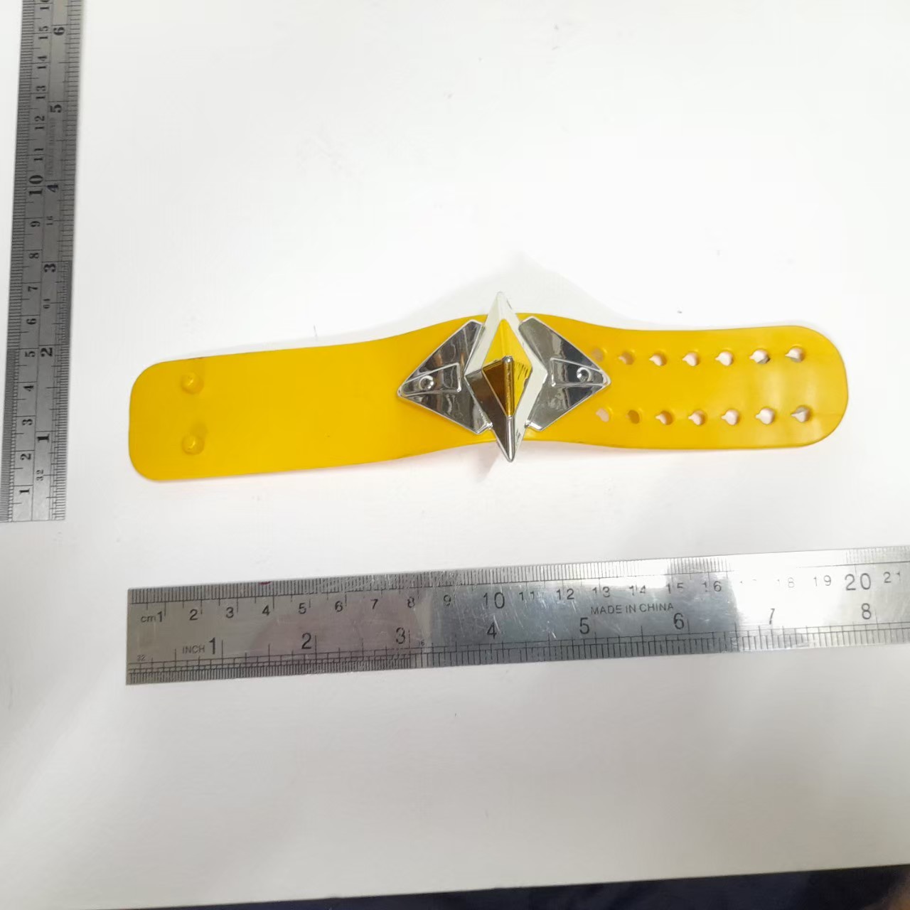 ปลอกข้อมือ อุลตร้าเบลสเลท ของอุลตร้าแมนแจ๊ค ขนาดตามรูป มือสองสภาพดี มีรอยบ้าง มีช่องปรับขนาดข้อมือได้