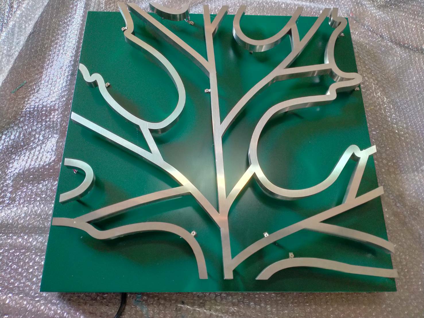 ป้ายสแตนเลสแอร์ไลน์ ยกขอบ 2cm.ซ่อนไฟ ออกหลัง สีวอม