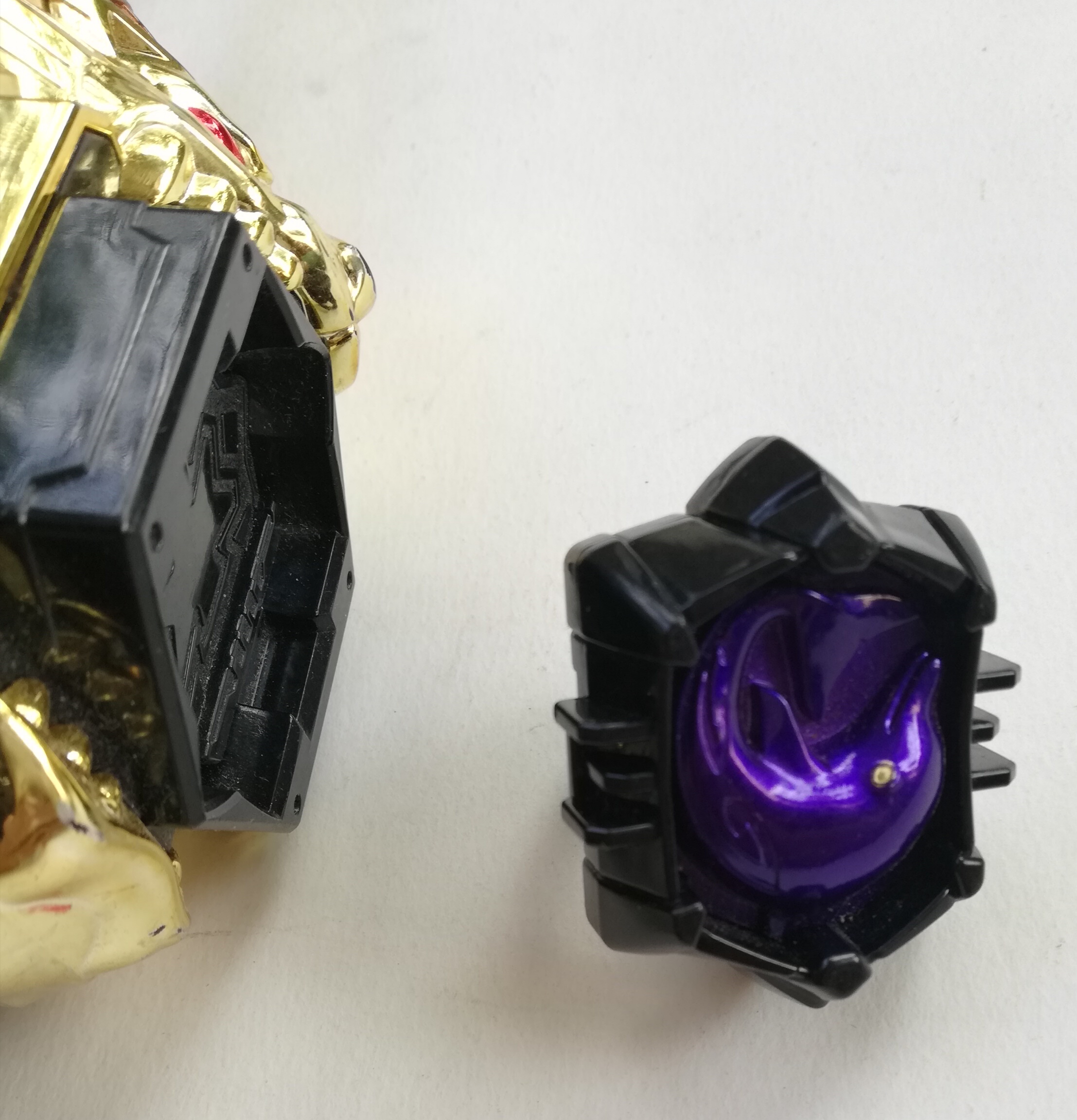 ดาบ Dice saber ของ คาเมนไรเดอร์บีสต์ Rider Beast จากซีรีย์ มาสไรเดอร์ วิซาร์ด Masked Rider Wozard ใช้เล่นกับแหวน ไรเดอร์บีสต์ ได้ทุกวง แถมแหวน โลมา1วง **มีตำหนิ โปรดตรวจสอบทุกภาพ เล่นได้ปกติ ใส่ถ่านแล้ว มีเสียง