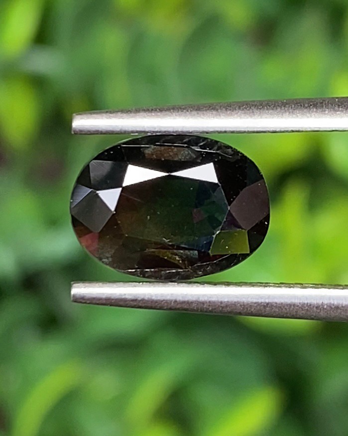 พลอย เขียวส่อง Green Sapphire 2.16 กะรัต (Cts.) ดิบ Unheated พลอยแท้ อัญมณีมงคลประจําวันเกิด เครื่องประดับพลอย
