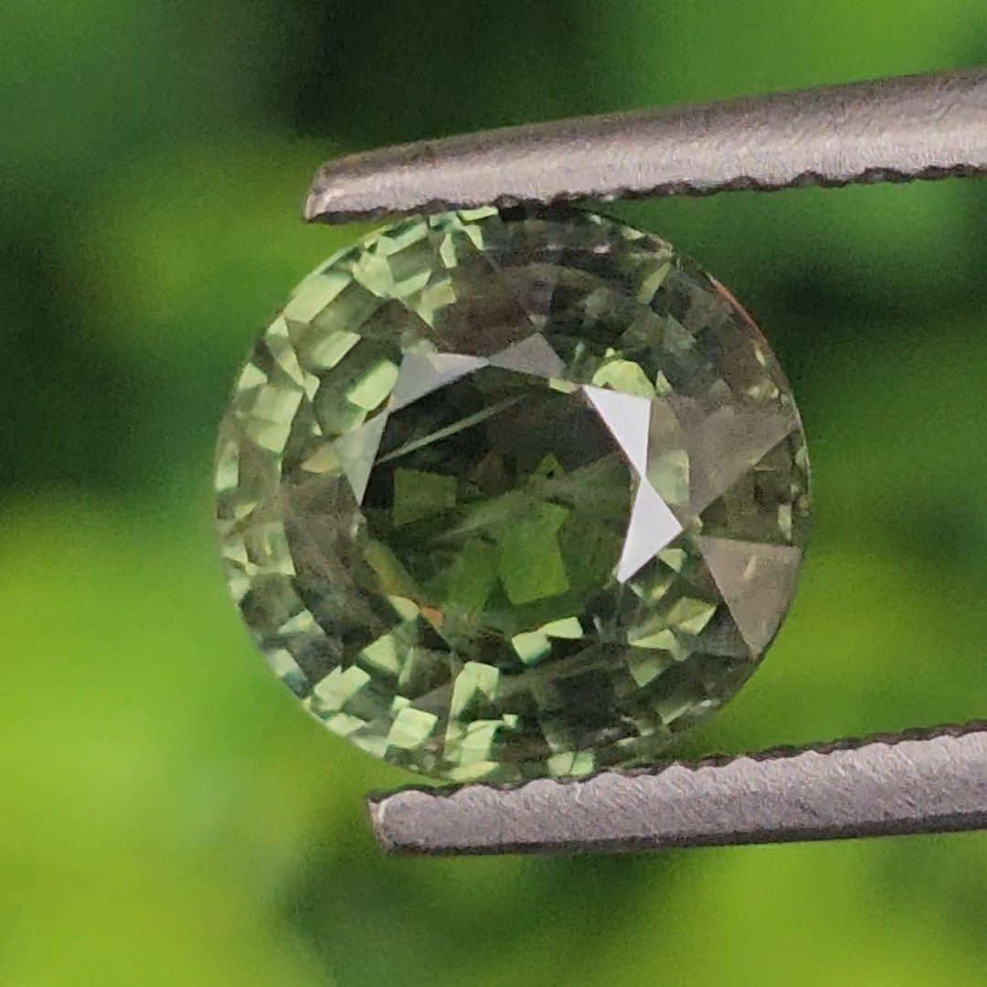 พลอย เขียวส่อง (Green Sapphire) 2.07 กะรัต (Cts.) พลอยแท้ อัญมณีมงคลประจําวันเกิด เครื่องประดับพลอย