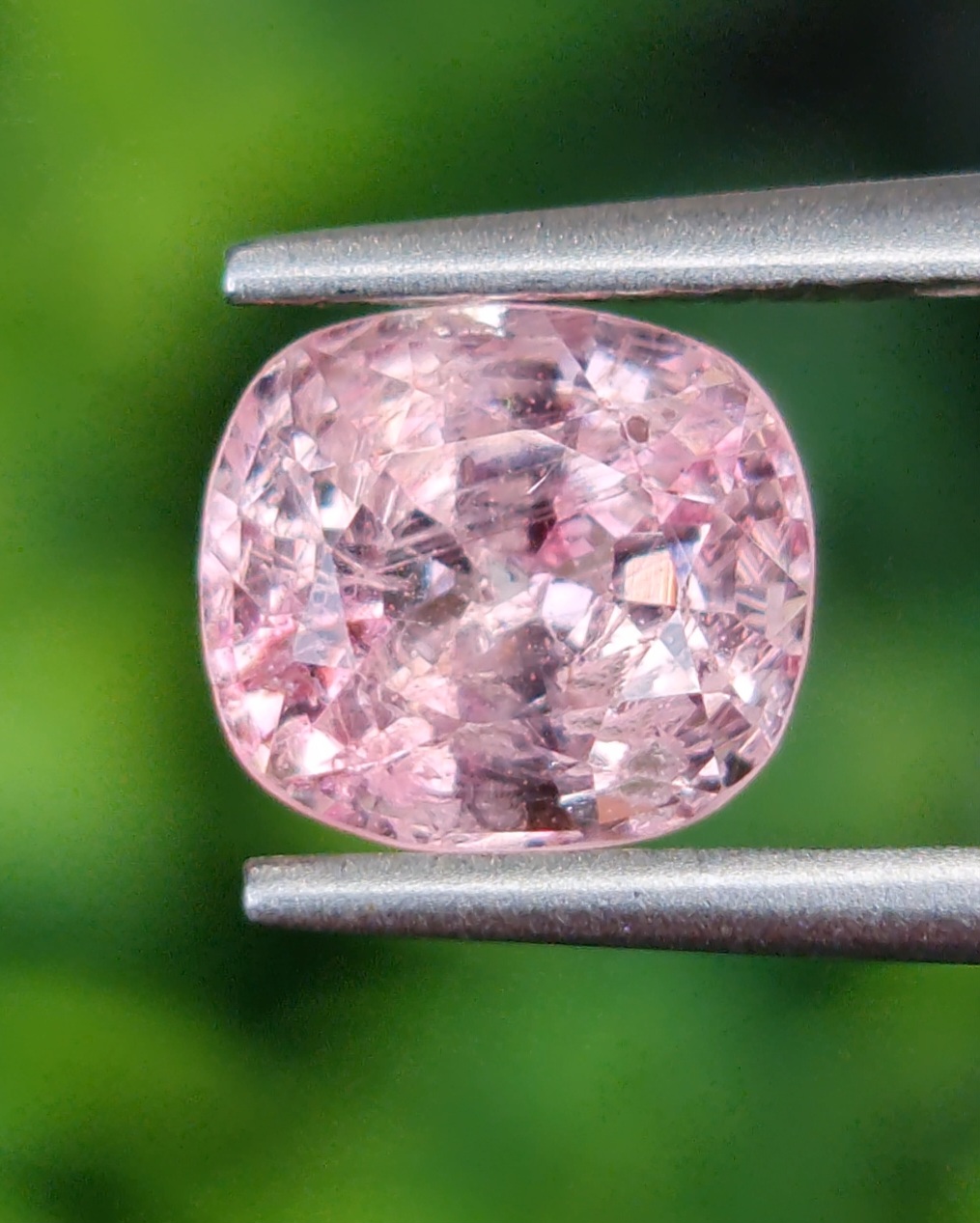 พลอย สปิเนล (Spinel) 1.59 กะรัต (Cts.) ดิบ (Unheated) พลอยแท้ อัญมณีมงคลประจําวันเกิด เครื่องประดับพลอย