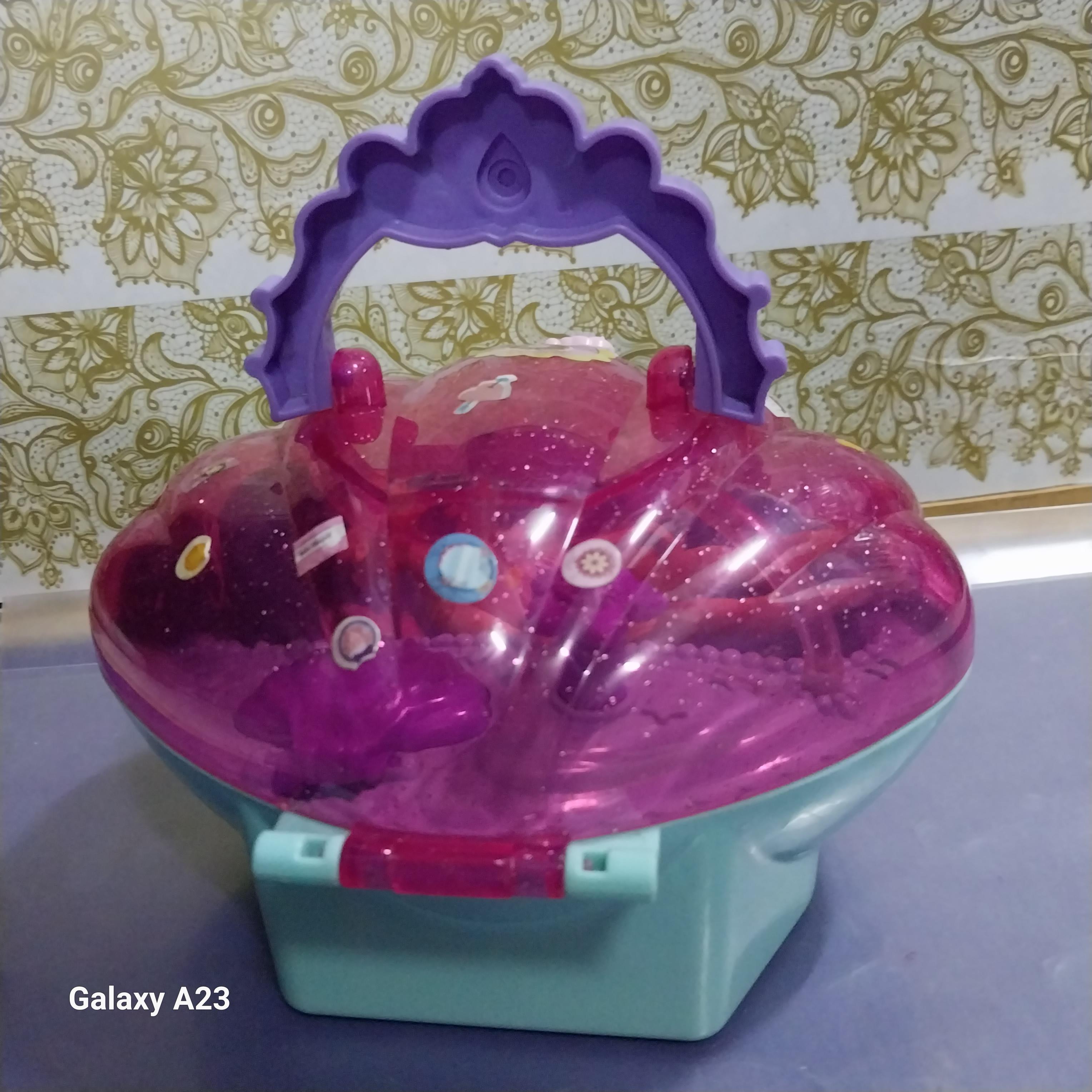 มีหลายภาพ เล่นน้ำจริงไม่ได้ ตุ๊กตา บาร์บี้เด็ก มีรอยที่กางเกงในหน้าและหลัง ตามภาพ พร้อมอ่างอาบน้ำ เป็นกระเป๋ารูปหอย ปิดเปิดฝาได้