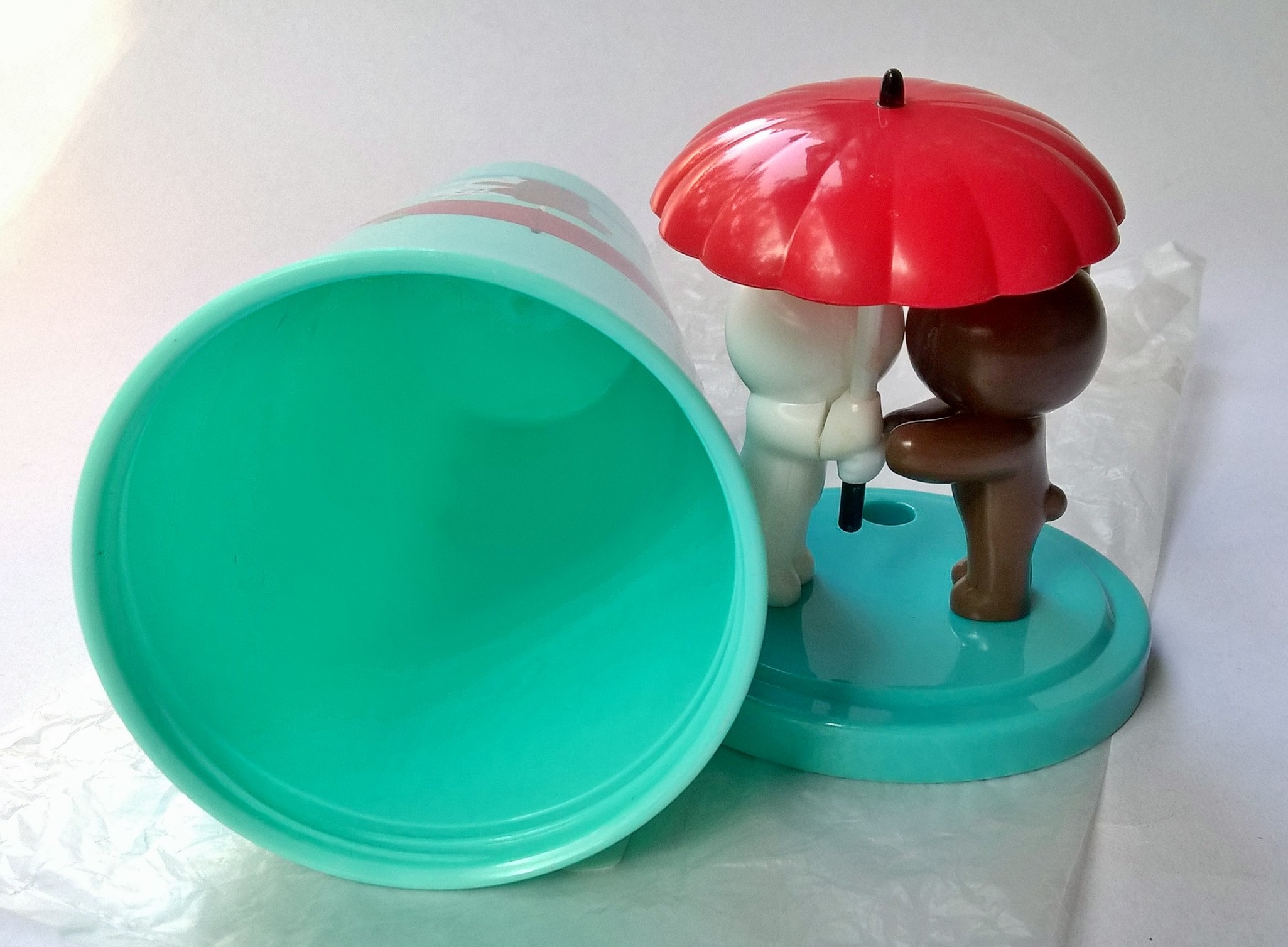 แก้วน้ำพลาสติก สีเขียว ตุ๊กตาไลน์ บราวน์ จุ๊บ โคนี่ใต้ร่ม งานพรีเมี่ยมยาโยอิ