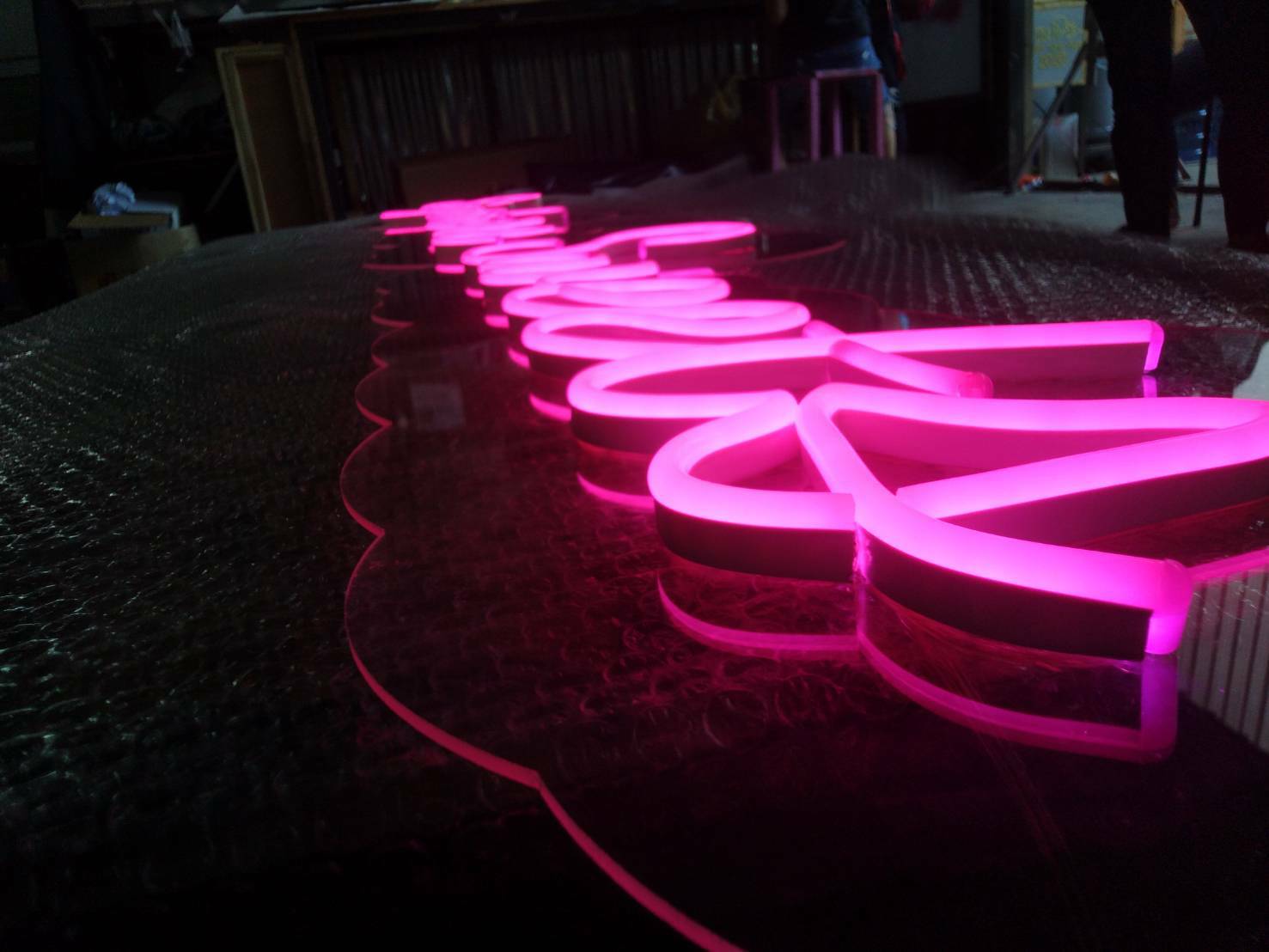 ป้ายไฟนีออนดัด วางบนอะคริลิค แสงสีชมพู - Signature sweets