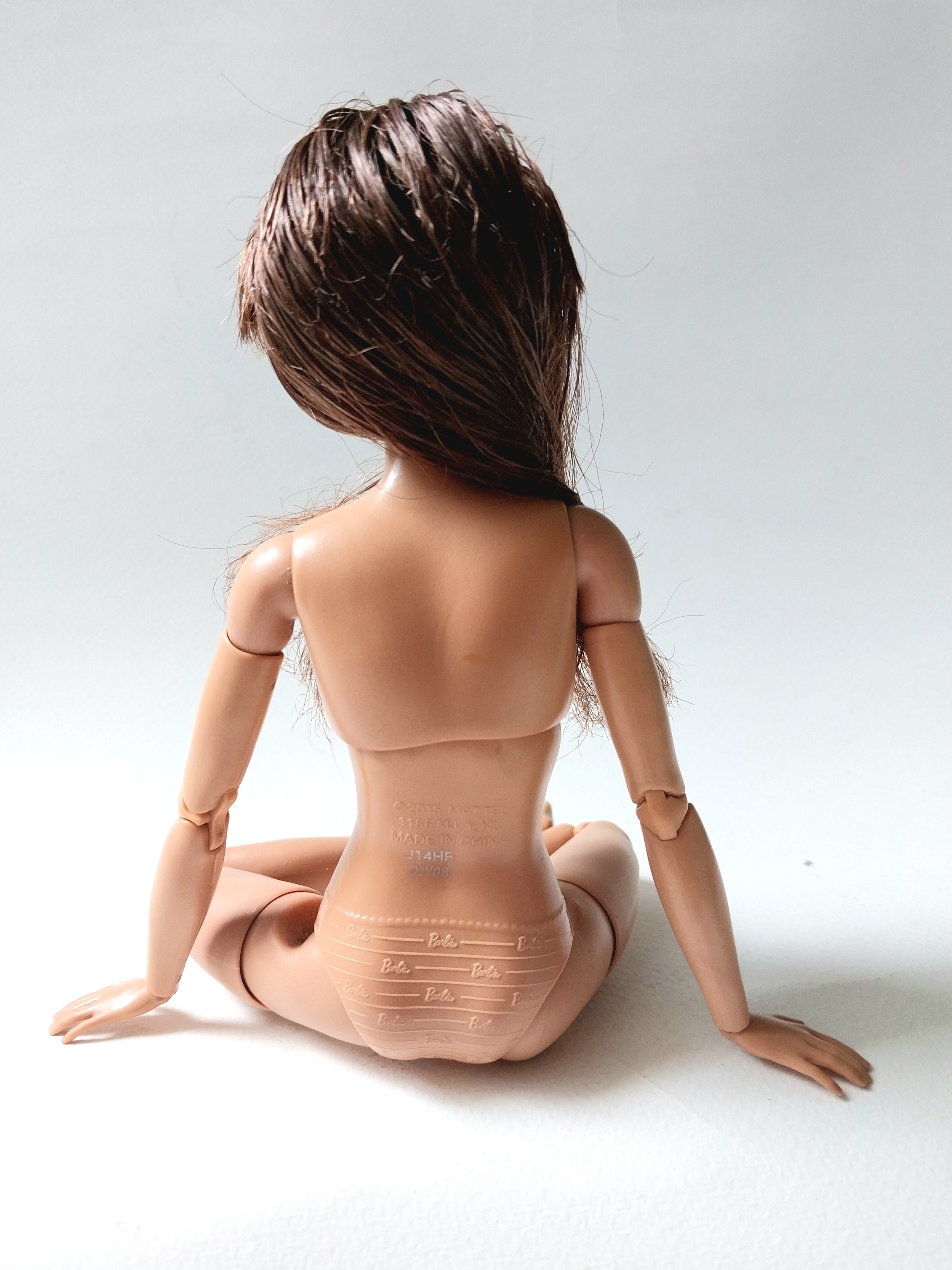 มีหลายภาพ คอมีรอยบิ่นเล็กน้อย แต่ไม่ทำให้คอโยกหรือหลวม ตามภาพ,ไม่ส่งผลต่อการโยกคลอน -ไม่หลวม ปกติ,,ไม่รวมฐาน,ตุ๊กตาบาร์บี้รุ่นโยคะ made_to_move มี ข้อต่อทั้งตัว Mattel China 2015 ไม่มีส่วนหลวม