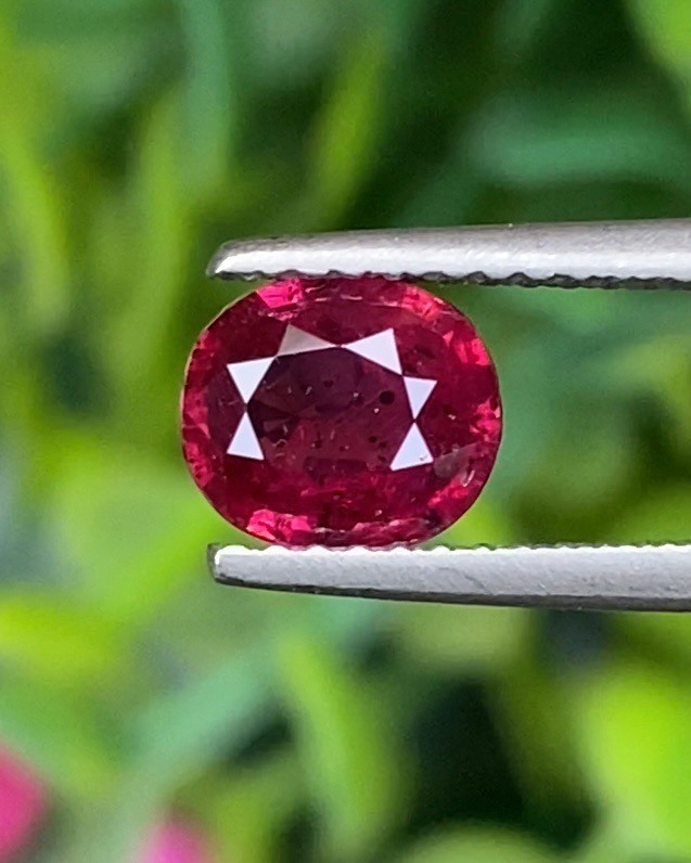 พลอยทับทิม Ruby sapphire 1.10 กะรัต (Cts.) ดิบ (Unheated) พลอยแท้ อัญมณีมงคลประจําวันเกิด เครื่องประดับพลอย