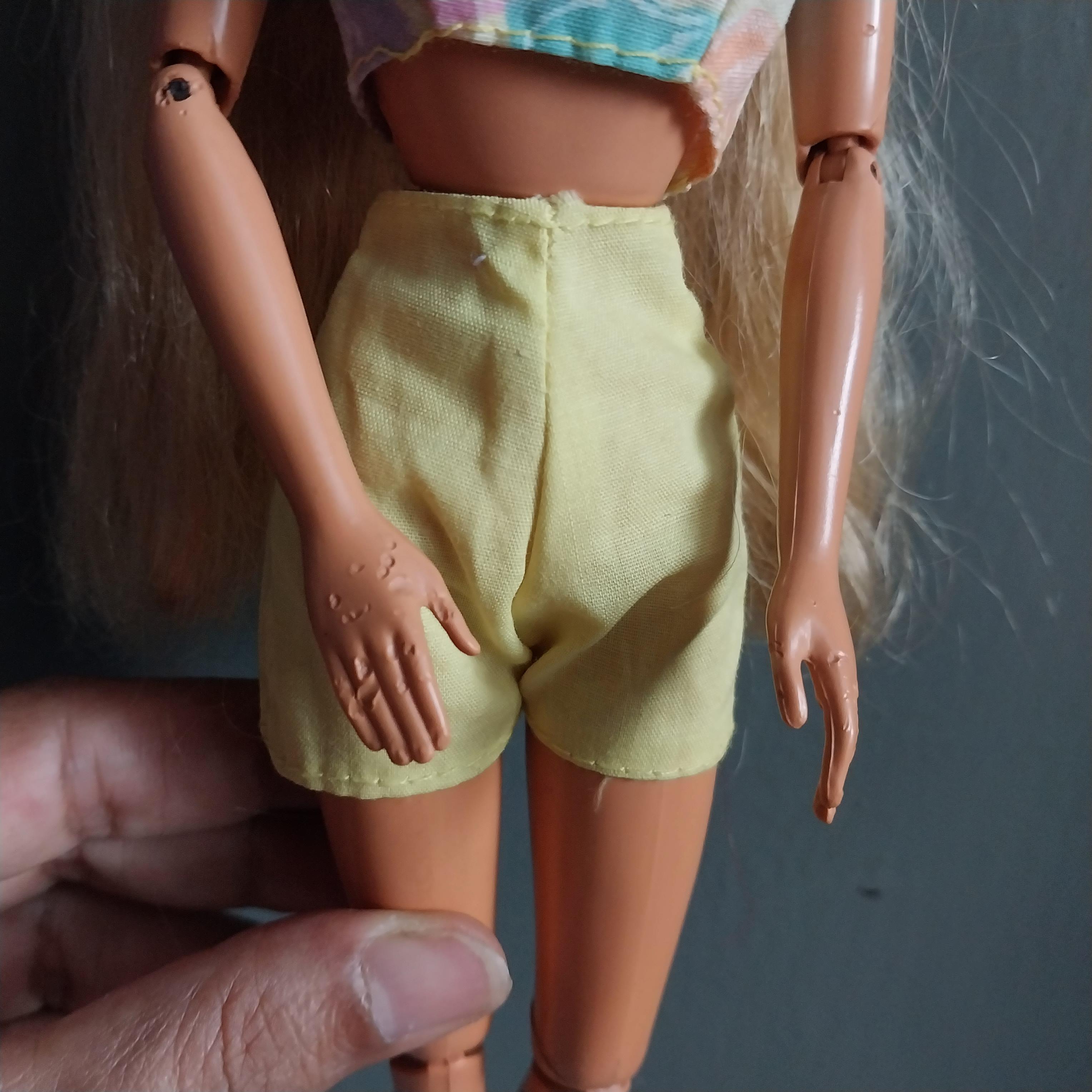 มีหลายภาพ ข้อหลวม มือมีตำหนิ ตุ๊กตาบาร์บี้วินเทจข้อต่อรุ่นเก่า Mattel 1993 แถมชุด