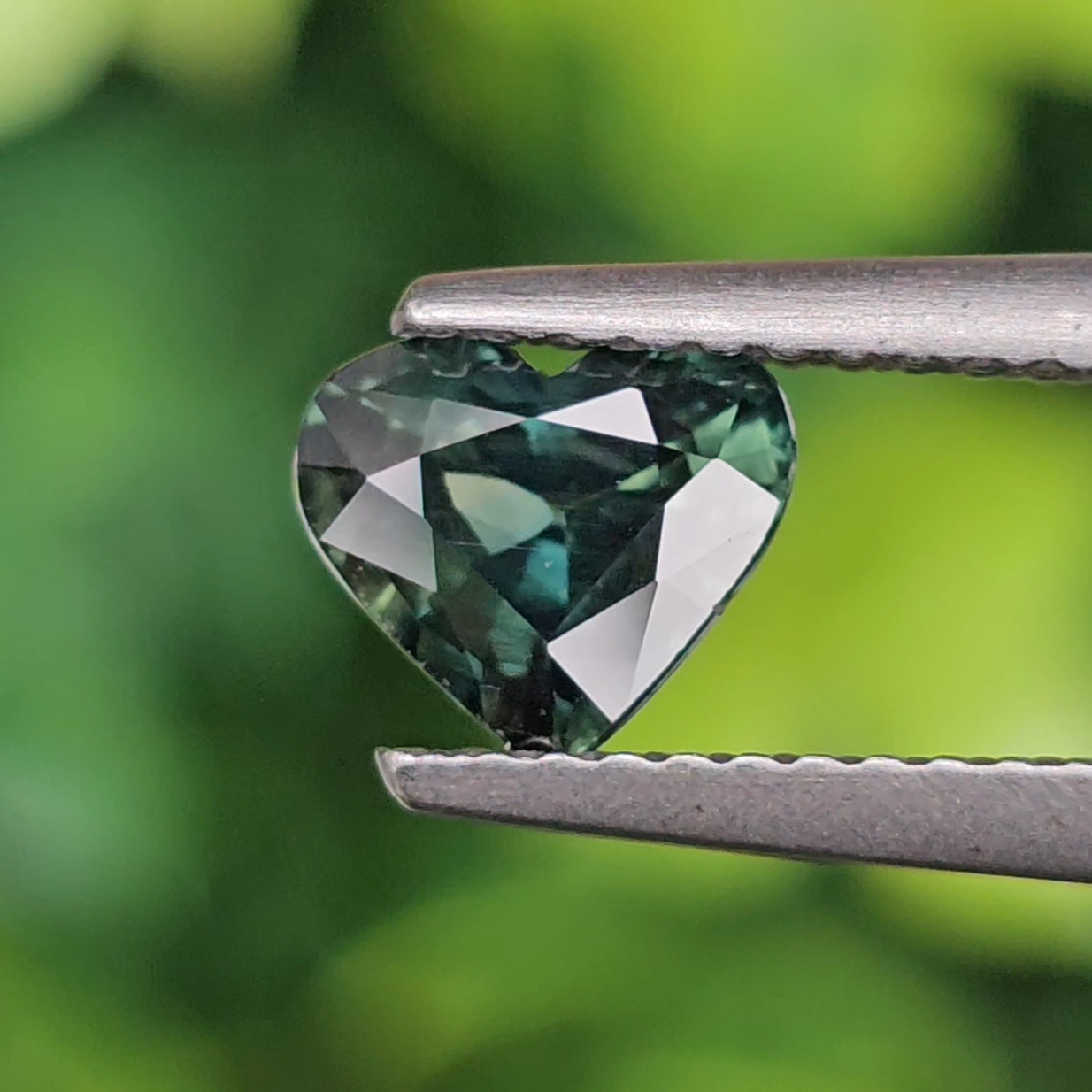 พลอย เขียวส่อง Green Sapphire 1.11 กะรัต (Cts.) พลอยแท้ อัญมณีมงคลประจําวันเกิด เครื่องประดับพลอย