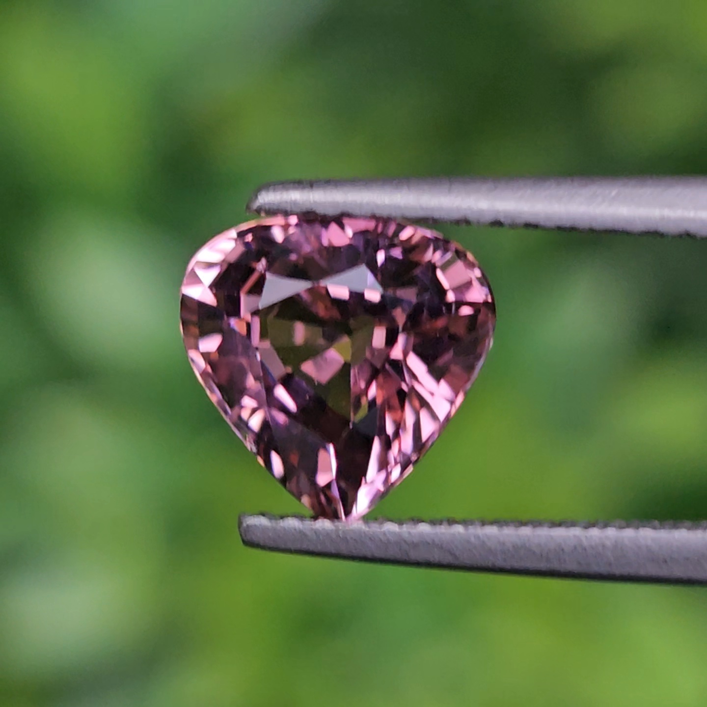 พลอย ชมพู ทัวร์มารีน (Pink Tourmaline) 1.96 กะรัต (Cts.) อัญมณีมงคลประจําวันเกิด เครื่องประดับพลอย