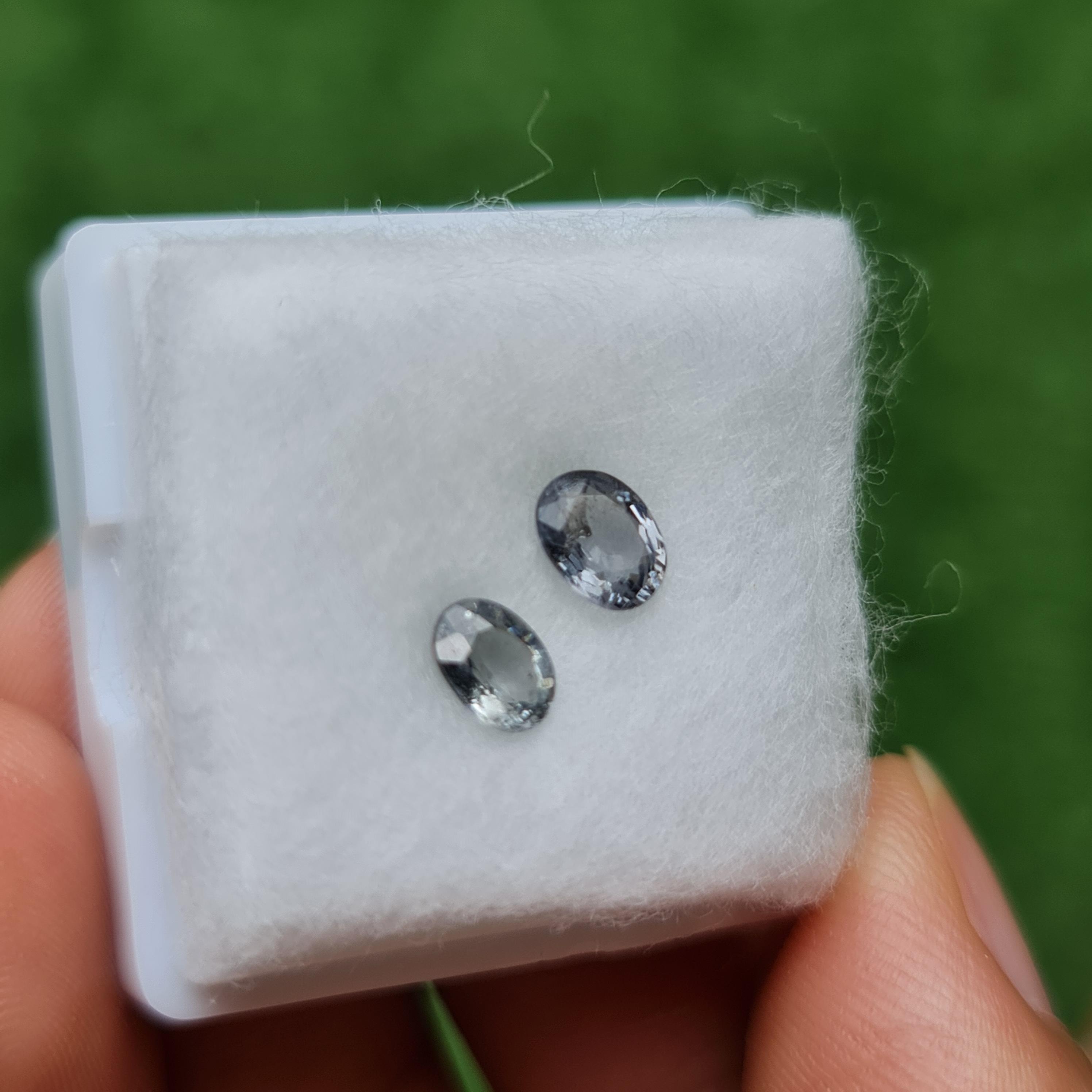 พลอย สปิเนล พม่า Spinel Myanmar 0.90 กะรัต (Cts.) 2 เม็ด พลอยแท้ อัญมณีมงคลประจําวันเกิด เครื่องประดับพลอย