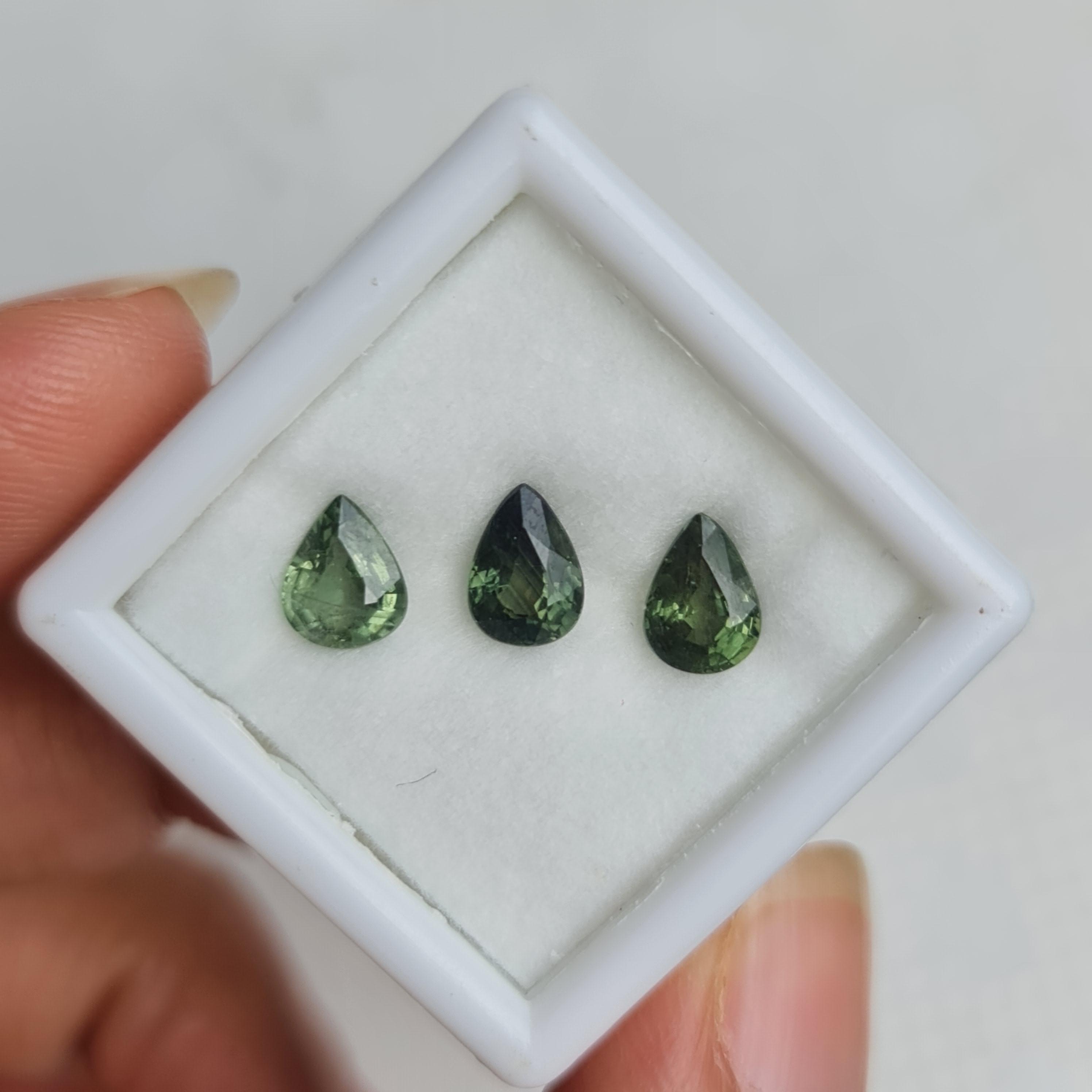 พลอย เขียวส่อง Green Sapphire 2.28 กะรัต (Cts.) ดิบ (Unheated) พลอยแท้ อัญมณีมงคลประจําวันเกิด เครื่องประดับพลอย