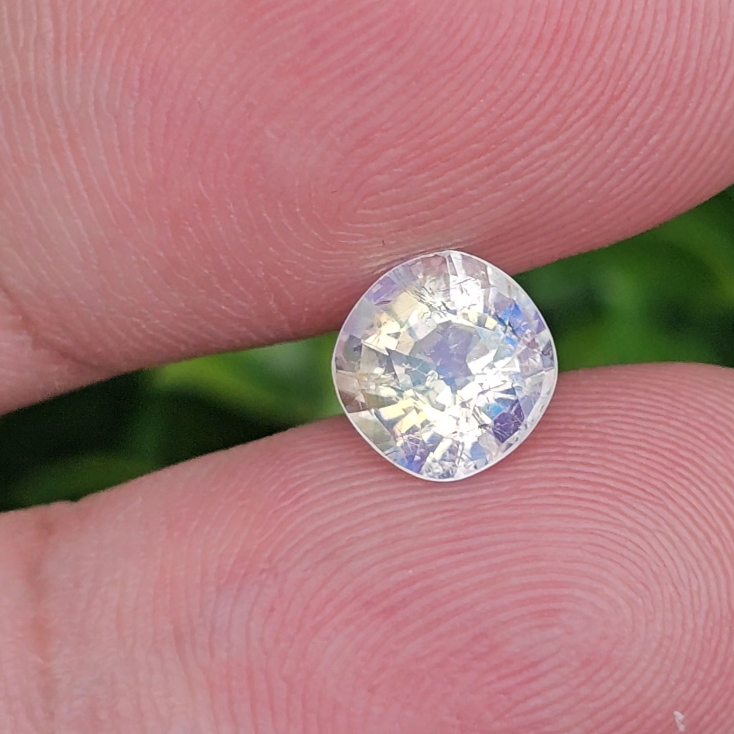 พลอย มูนสโตน เรนโบว์ rainbow moonstone 1.47 กะรัต (cts.) พลอยแท้ อัญมณีมงคลประจําวันเกิด เครื่องประดับพลอย