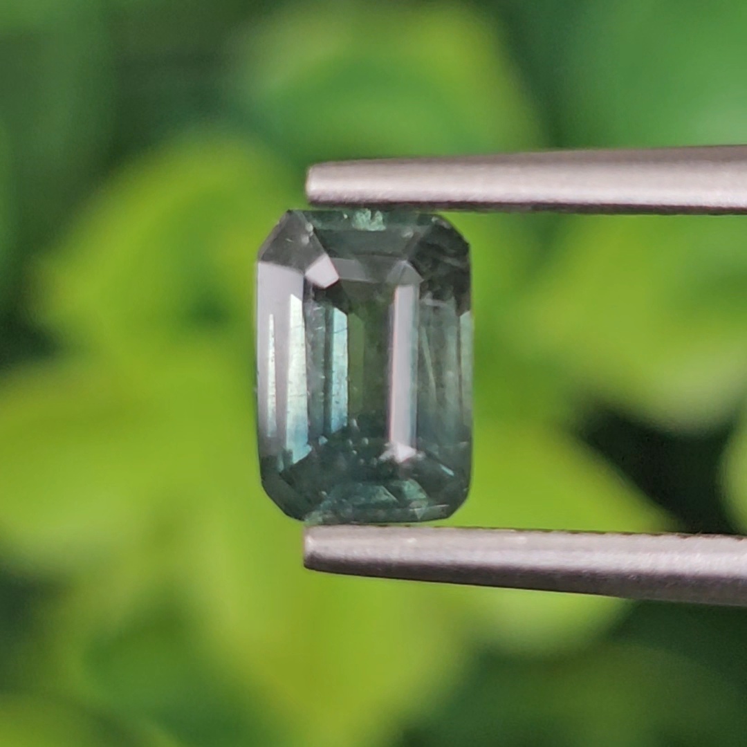 พลอย เขียวส่อง Green Sapphire 1.07 กะรัต (Cts.) พลอยแท้ อัญมณีมงคลประจําวันเกิด เครื่องประดับพลอย