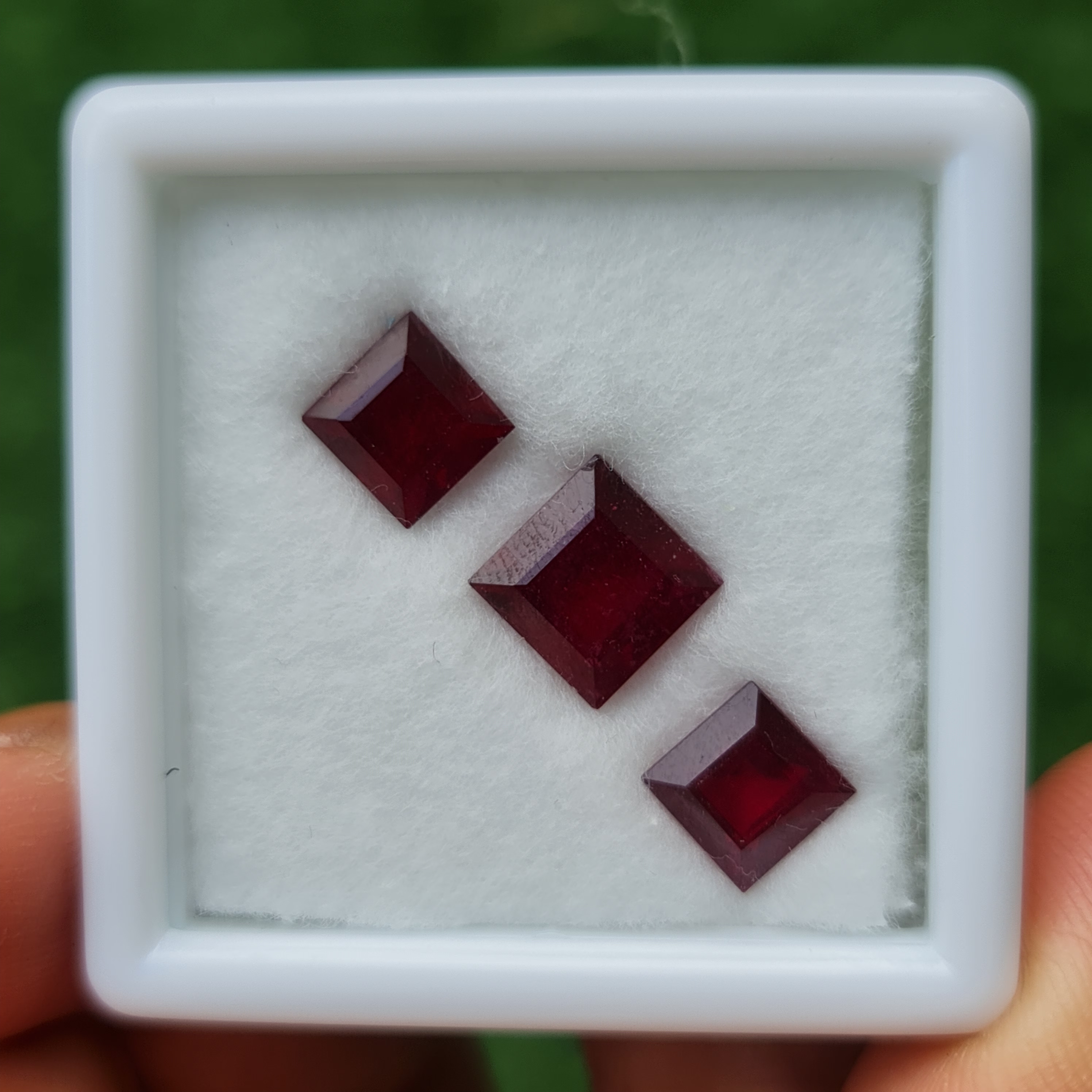 พลอย ทับทิม Ruby sapphire 3 เม็ด 7.40 กะรัต (Cts.) พลอยแท้ อัญมณีมงคลประจําวันเกิด เครื่องประดับพลอย