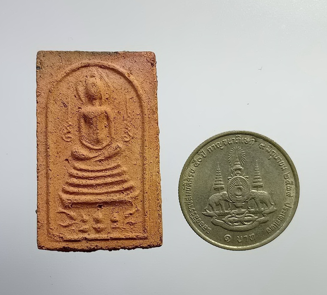 ผ2823 พระสมเด็จเนื้อดิน หลังปั๊มเหล็กน้ำพี้ ไม่ทราบที่ครับ