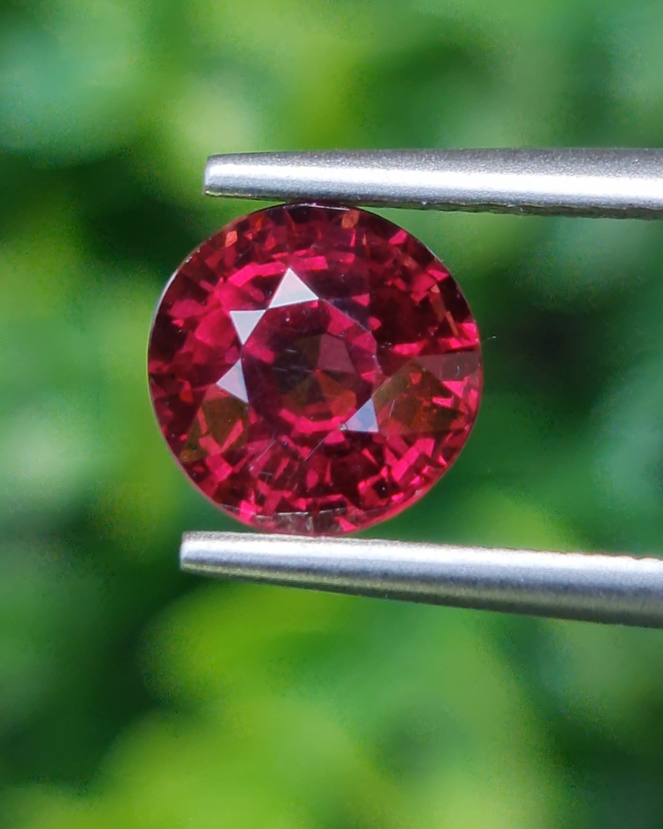 พลอย โรโดไลต์ กาเน็ท Rhodolite Garnet 2.42 กะรัต Cts.พลอยแท้ อัญมณีมงคลประจําวันเกิด เครื่องประดับพลอย