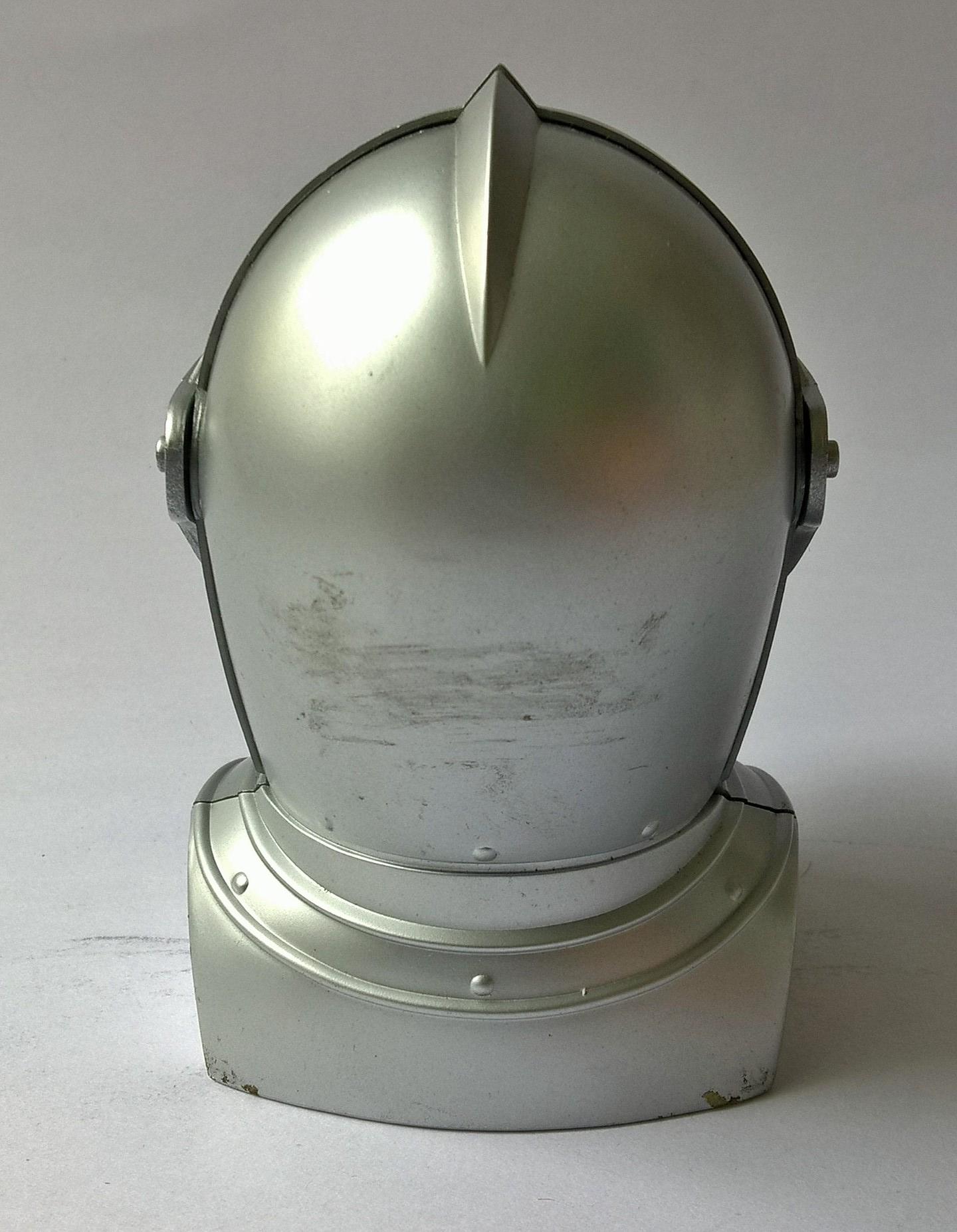 กล่องใส่ของทรงหัวอัศวิน ขนาดตามภาพ วัสดุเป็นพลาสติกสีเงิน