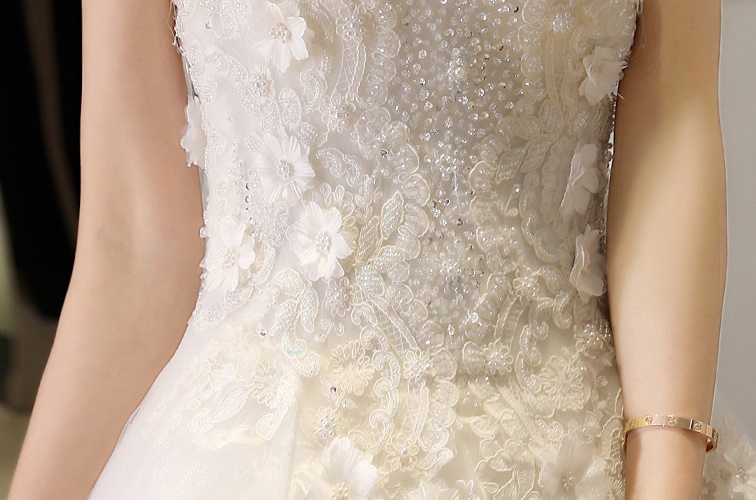 ชุดแต่งงาน คล้องคอ หางยาว เชือกผูกหลัง