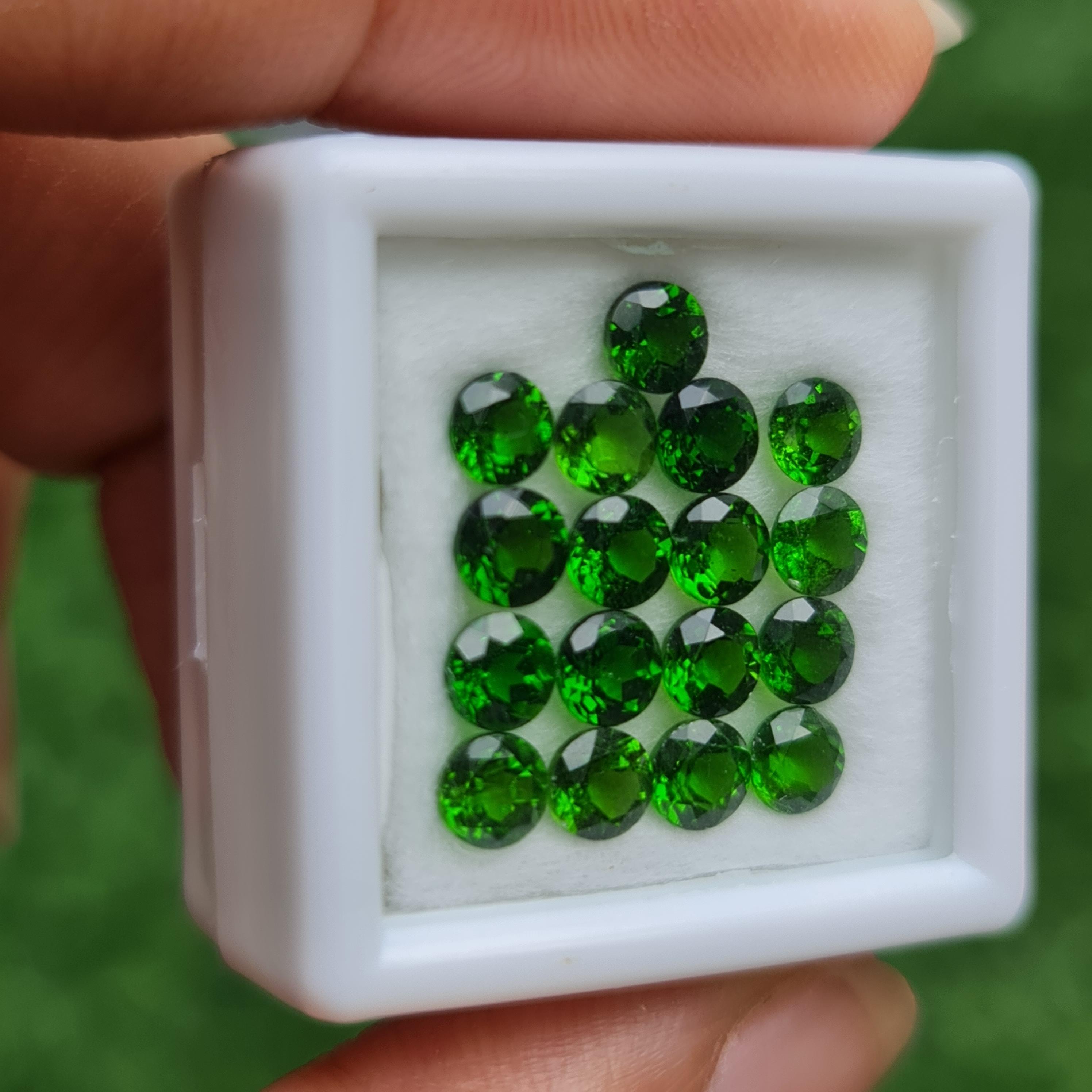 พลอย โครม ไดออพไซด์ Chrome Diopside 5.02 กะรัต (Cts.) 17 เม็ด พลอยแท้ อัญมณีมงคลประจําวันเกิด เครื่องประดับพลอย