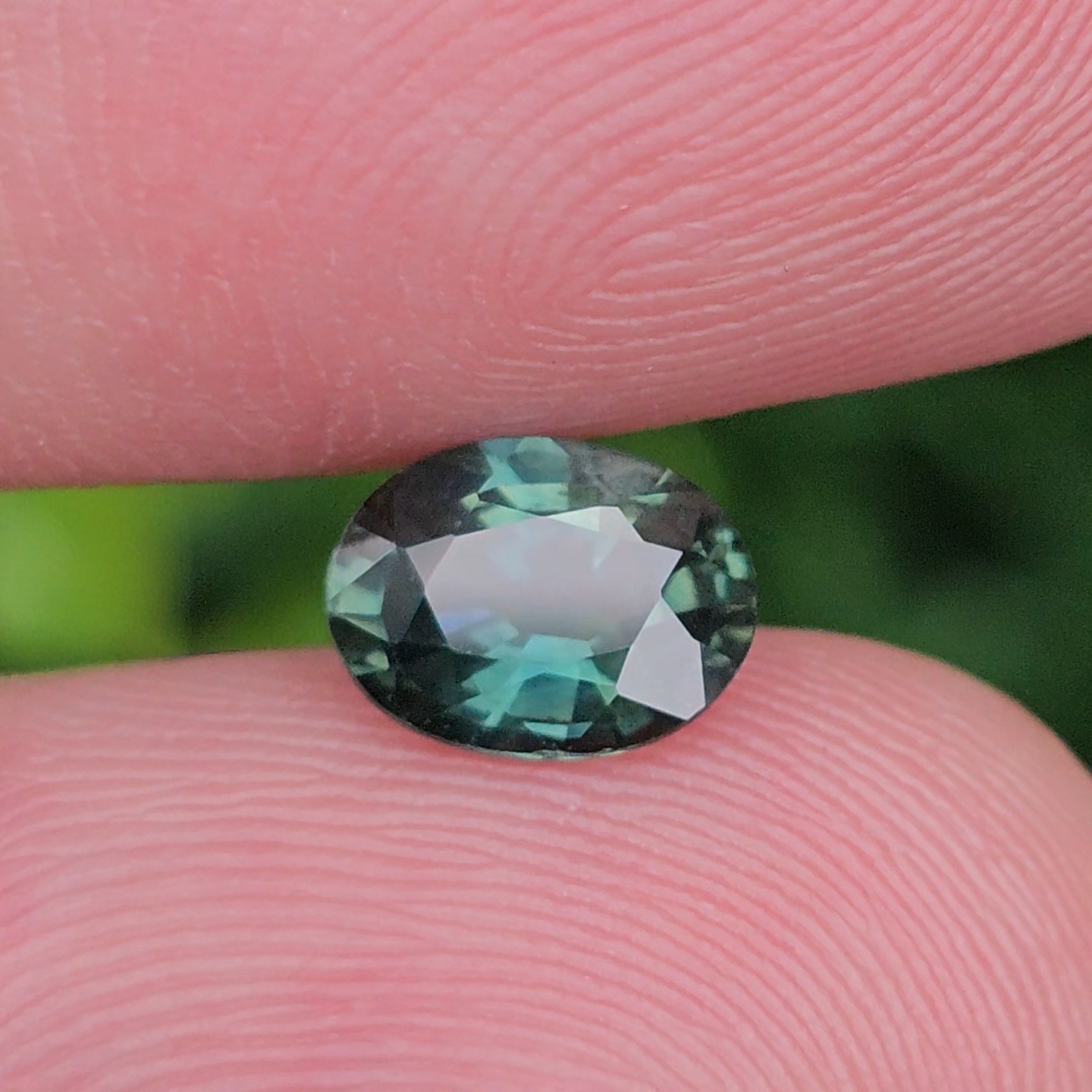 พลอย เขียวส่อง Green Sapphire 1.15 กะรัต (Cts.) พลอยแท้ อัญมณีมงคลประจําวันเกิด เครื่องประดับพลอย