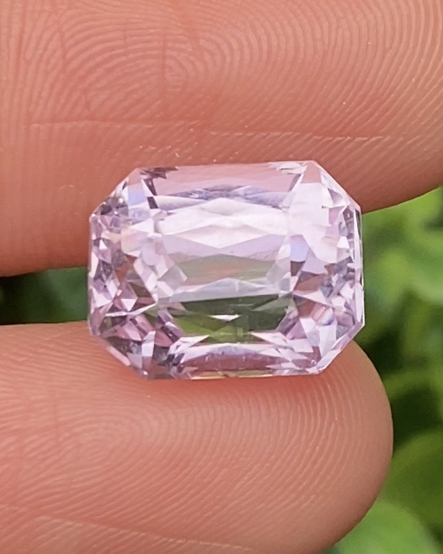 พลอย คุนไซท์ Kunzite 9.05 กะรัต (Cts.) พลอยแท้อัญมณีมงคล ประจําวันเกิด เครื่องประดับพลอย
