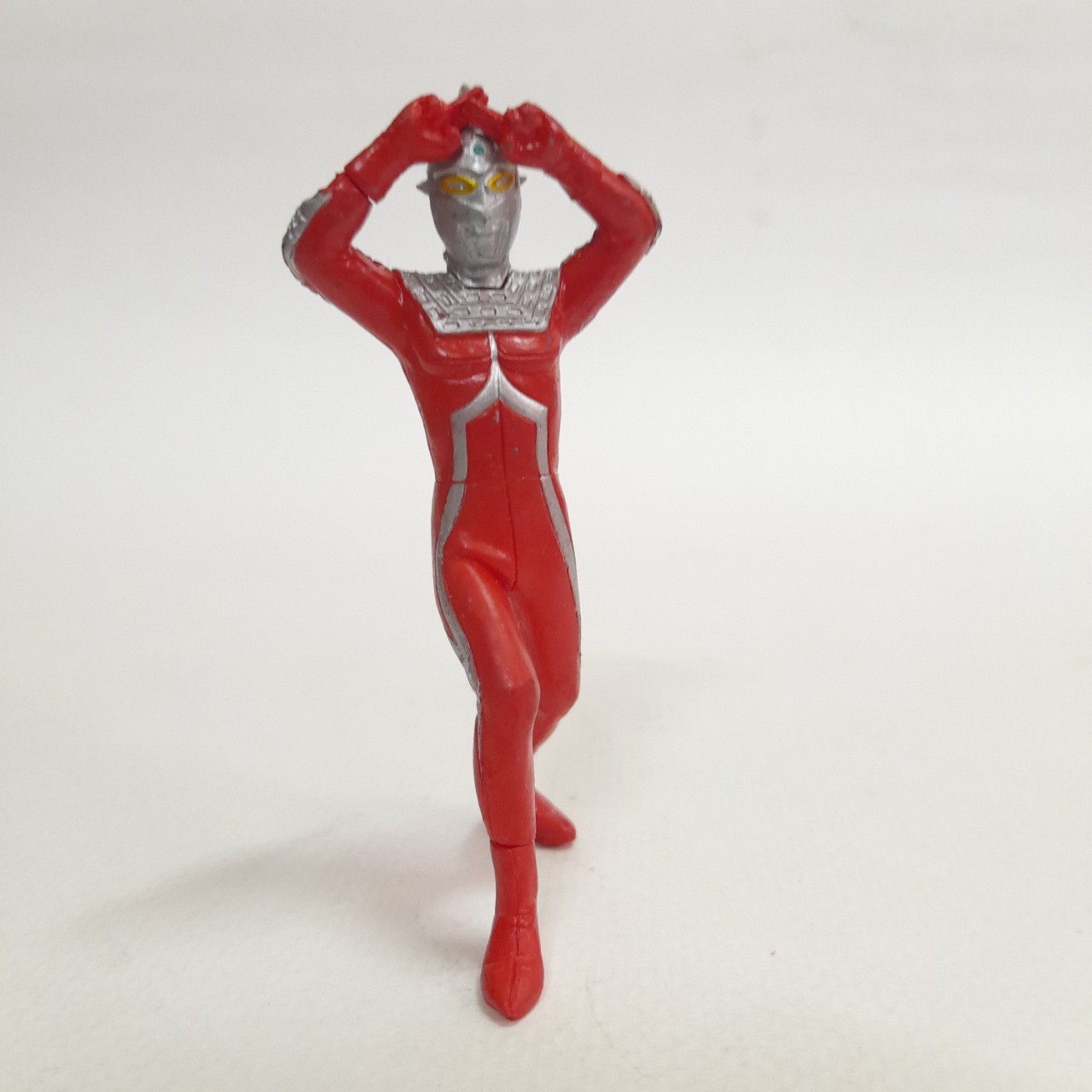 กาชาปอง อุลตร้าเซเว่น ท่าปล่อยลำแสง เอเมเรี่ยม ขนาดตามรูป มือสองของครบสภาพดี ไม่มีฐานน้ำแข็ง