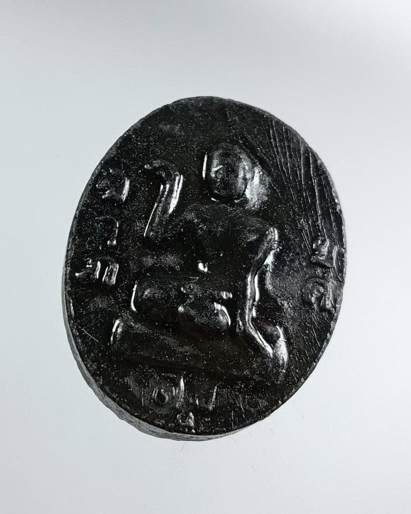 ผ3225 พระนางกวัก หลัง สาริกาคู่ เนื้อดินชุบรัก ไม่ทราบที่ครับ