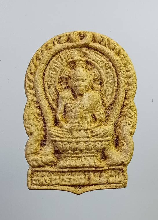 ผ1404 พระผงนั่งพาน หลวงปู่นิล วัดครบุรี จ.นครราชสีมา รุ่นปลดหนี้ ปี2537