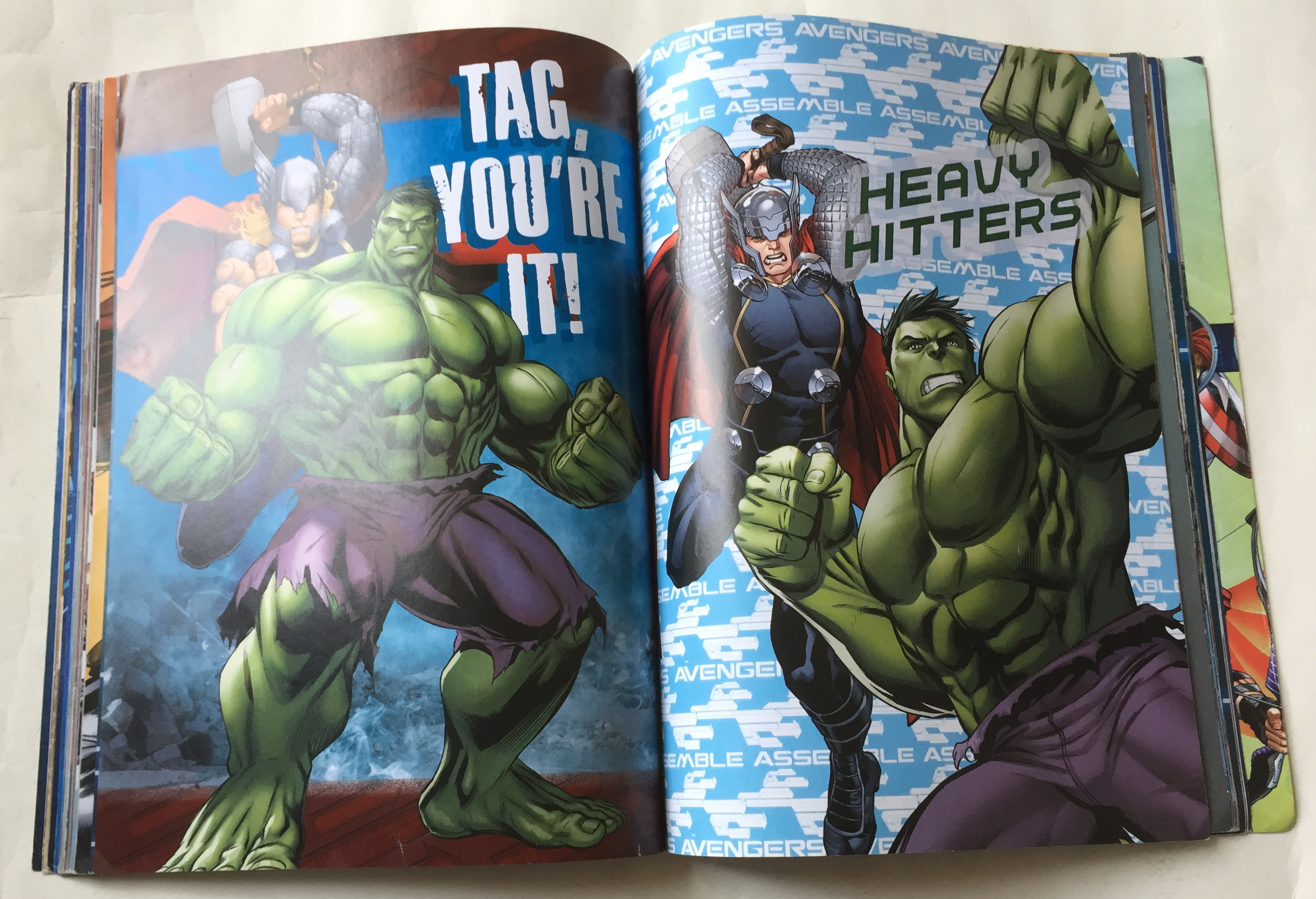 มีหลายภาพ, Marvel Assemble in Action หนังสือภาพการ์ตูนสีทั้งเล่ม Marvel Comic Marvel Poster-A-Page ฉบับภาษาอังกฤษพร้อมโปสเตอร์ในเล่ม