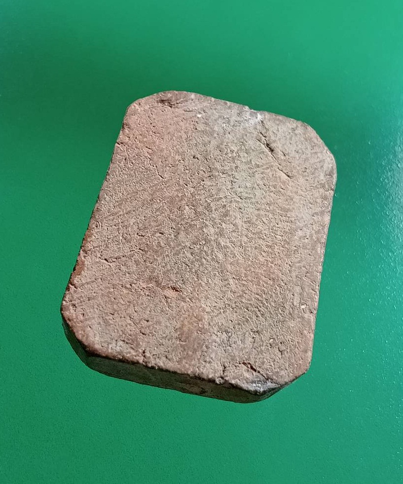 ผ3043 พระเนื้อดิน หลวงพ่อปาน วัดบางนมโค พิมพ์ทรงไก่