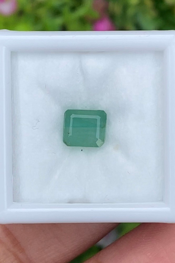 พลอย มรกต Natural Emerald แซมเบีย 1.35 กะรัต (Cts.) พลอยแท้ อัญมณีมงคลประจําวันเกิด เครื่องประดับพลอย