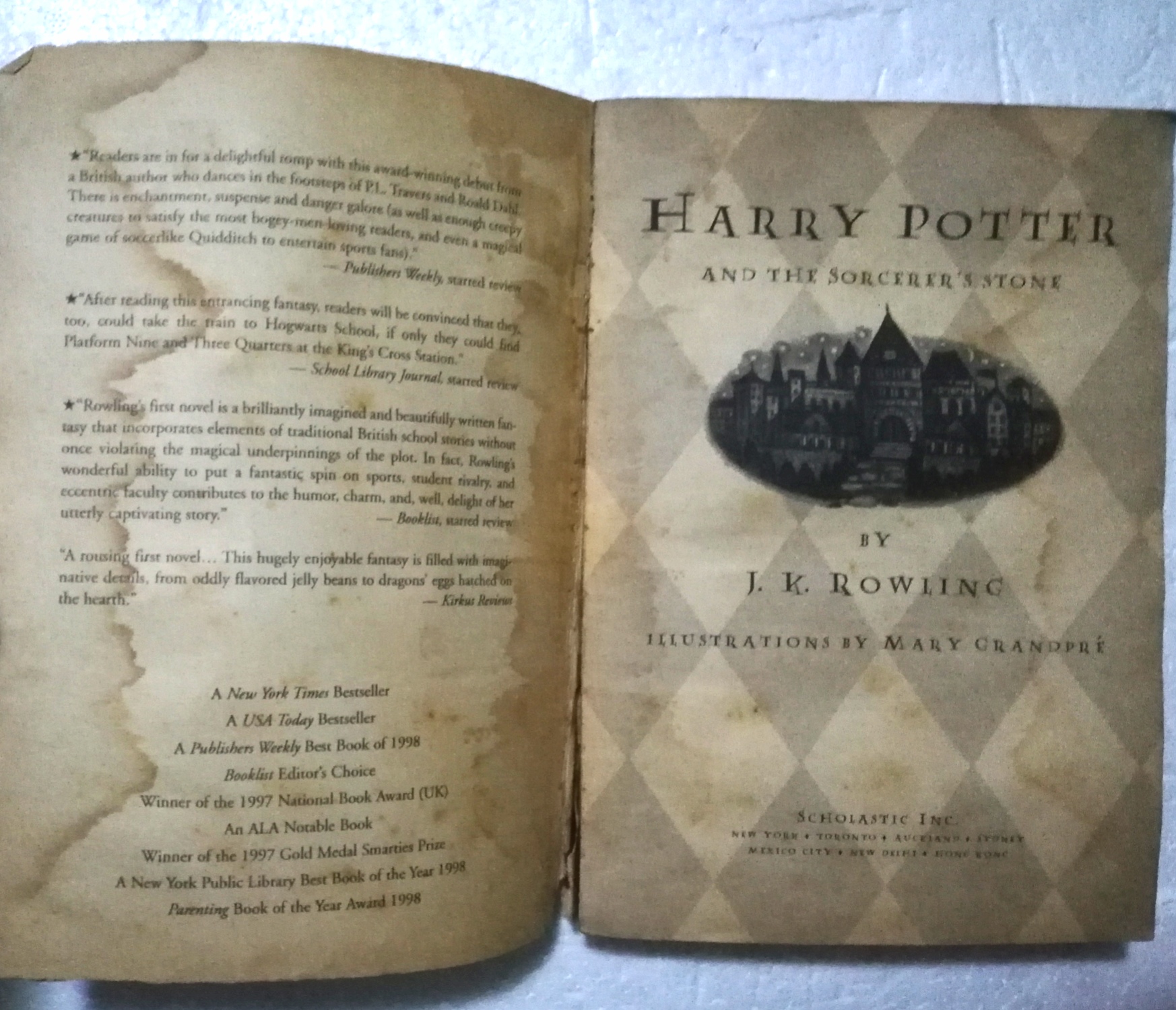 หนังสือเก่า มีรอยชำรุดตามภาพ, ฉบับภาษาอังกฤษ Harry Potter and the sorcerer's Stone แฮร์รี่พ็อตเตอร์กับศิลาอาถรรพ์