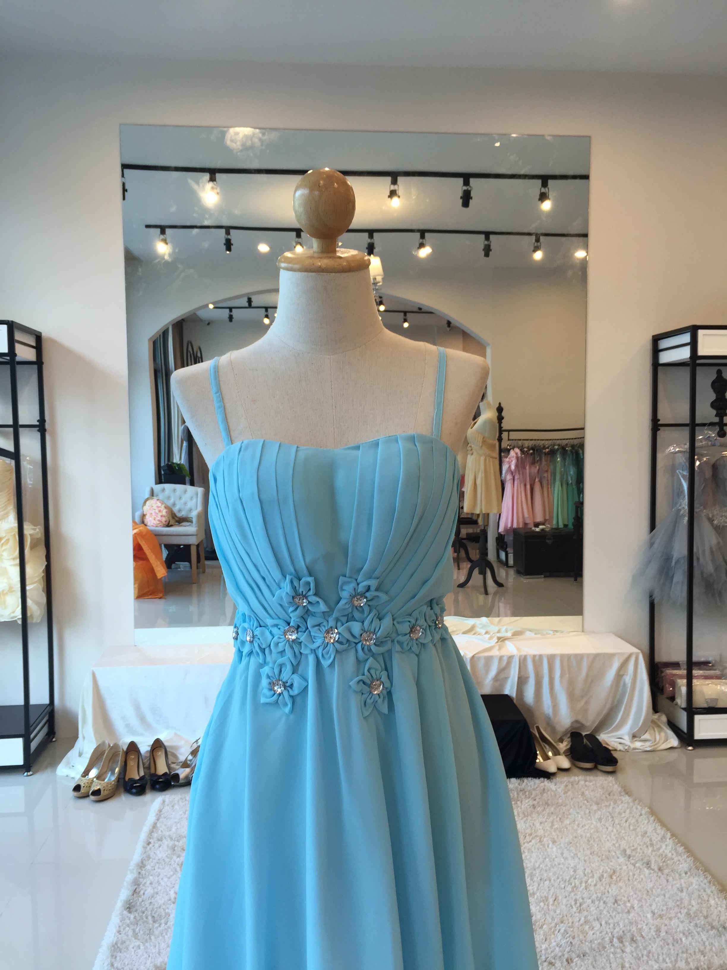 ชุดราตรีหน้าสั้นหลังยาว สีฟ้าอ่อน สายเดี่ยว เกาะอก อกจับจีบเดรปสวย แต่งดอกไม้ช่วงเอว สม๊อคหลัง