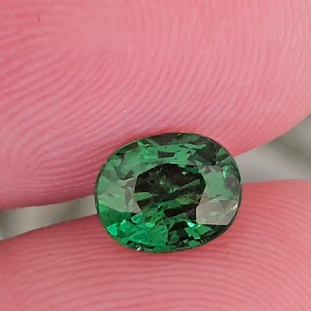 พลอย ซาโวไรท์ Tsavorite Garnet 1.36 กะรัต (Cts.) ดิบ Unheated พร้อมใบเซอร์ อัญมณีมงคลประจําวันเกิด เครื่องประดับพลอย