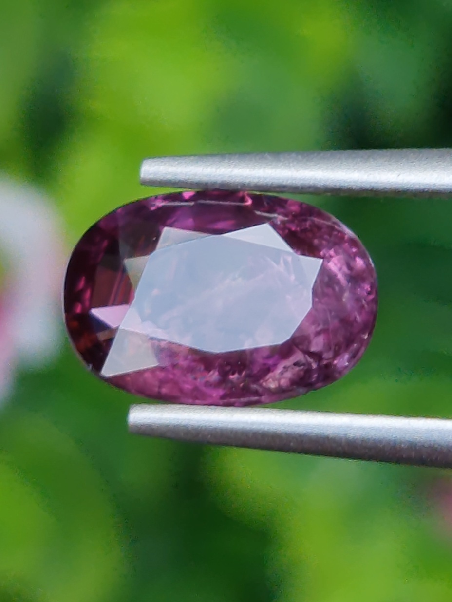 พลอย เพอเพิล แซฟไฟร์ สีม่วง Purple Sapphire ดิบ (Unheated) 2.05 กะรัต (Cts.) พร้อมใบเซอร์ พลอยแท้ อัญมณีมงคลประจําวันเกิด เครื่องประดับพลอย