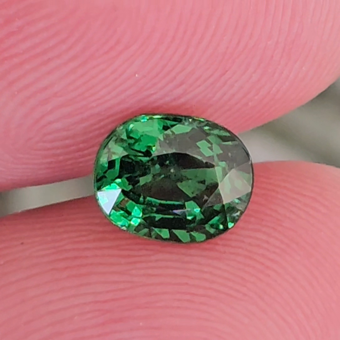 พลอย ซาโวไรท์ Tsavorite Garnet 1.36 กะรัต (Cts.) ดิบ Unheated พร้อมใบเซอร์ อัญมณีมงคลประจําวันเกิด เครื่องประดับพลอย