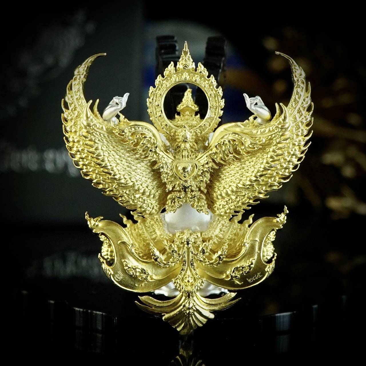 พญาครุฑ รุ่น สุริยะบารมี มหาอำนาจ3 รายการพิเศษศูนย์จอง เนื้อบรอนซ์ชุบ 2 กษัตริย์ ราคา 1,599 บาท