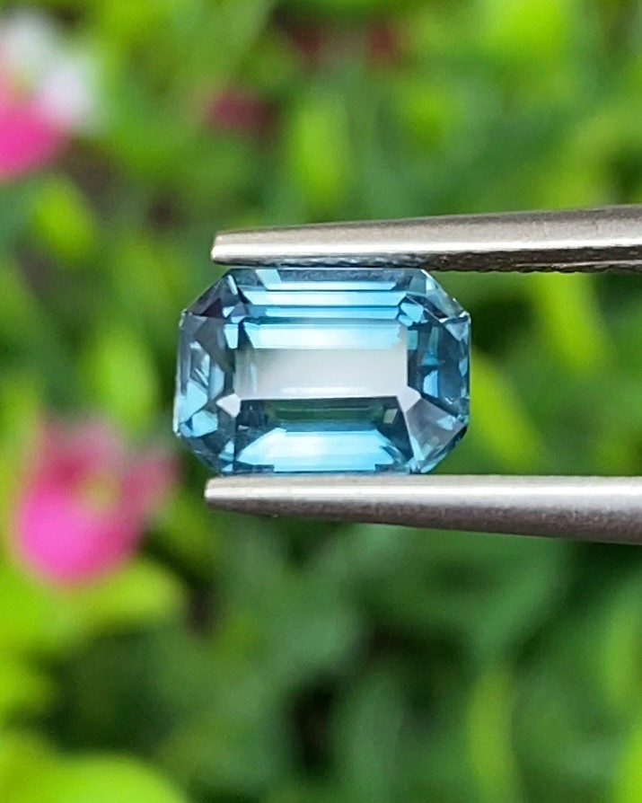 พลอย เพทาย (Zircon) 2.38 กะรัต (Cts.) พลอยแท้ อัญมณีมงคลประจําวันเกิด เครื่องประดับพลอย