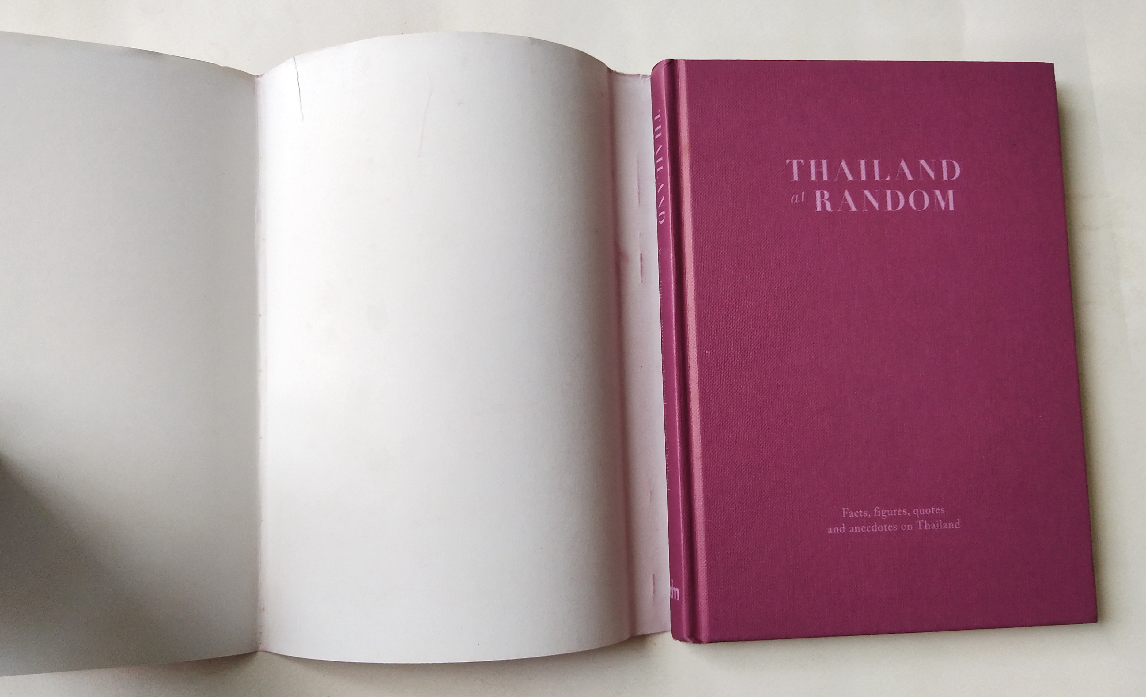 หนังสือภาษาอังกฤษ บันทึกเกี่ยวกับสิ่งต่างๆในประเทศไทย **ปกนอกมีรอยขาดเล็กน้อยตามภาพ,Thailand Random ,Editions Didier Millet, 2012 Printed by Tien Hab Pren, Singapore