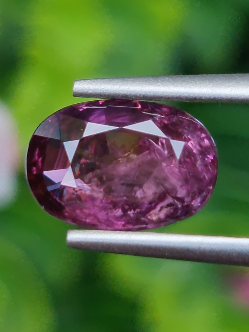 พลอย เพอเพิล แซฟไฟร์ สีม่วง Purple Sapphire ดิบ (Unheated) 2.05 กะรัต (Cts.) พร้อมใบเซอร์ พลอยแท้ อัญมณีมงคลประจําวันเกิด เครื่องประดับพลอย