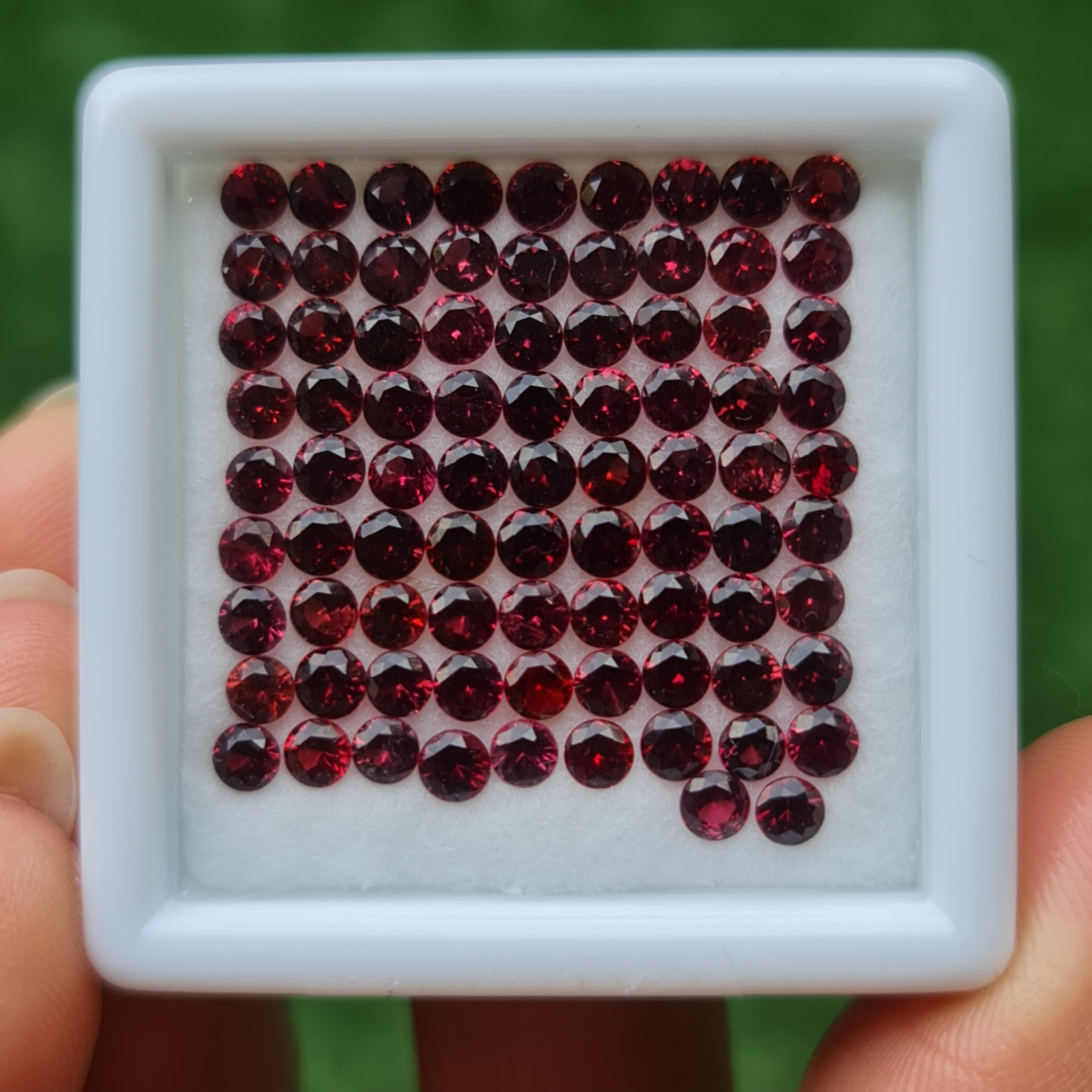 พลอย สปิเนล Spinel 10.03 กะรัต (Cts.) 83 เม็ด 3.0 มม. (mm.) พลอยแท้ อัญมณีมงคลประจําวันเกิด เครื่องประดับพลอย