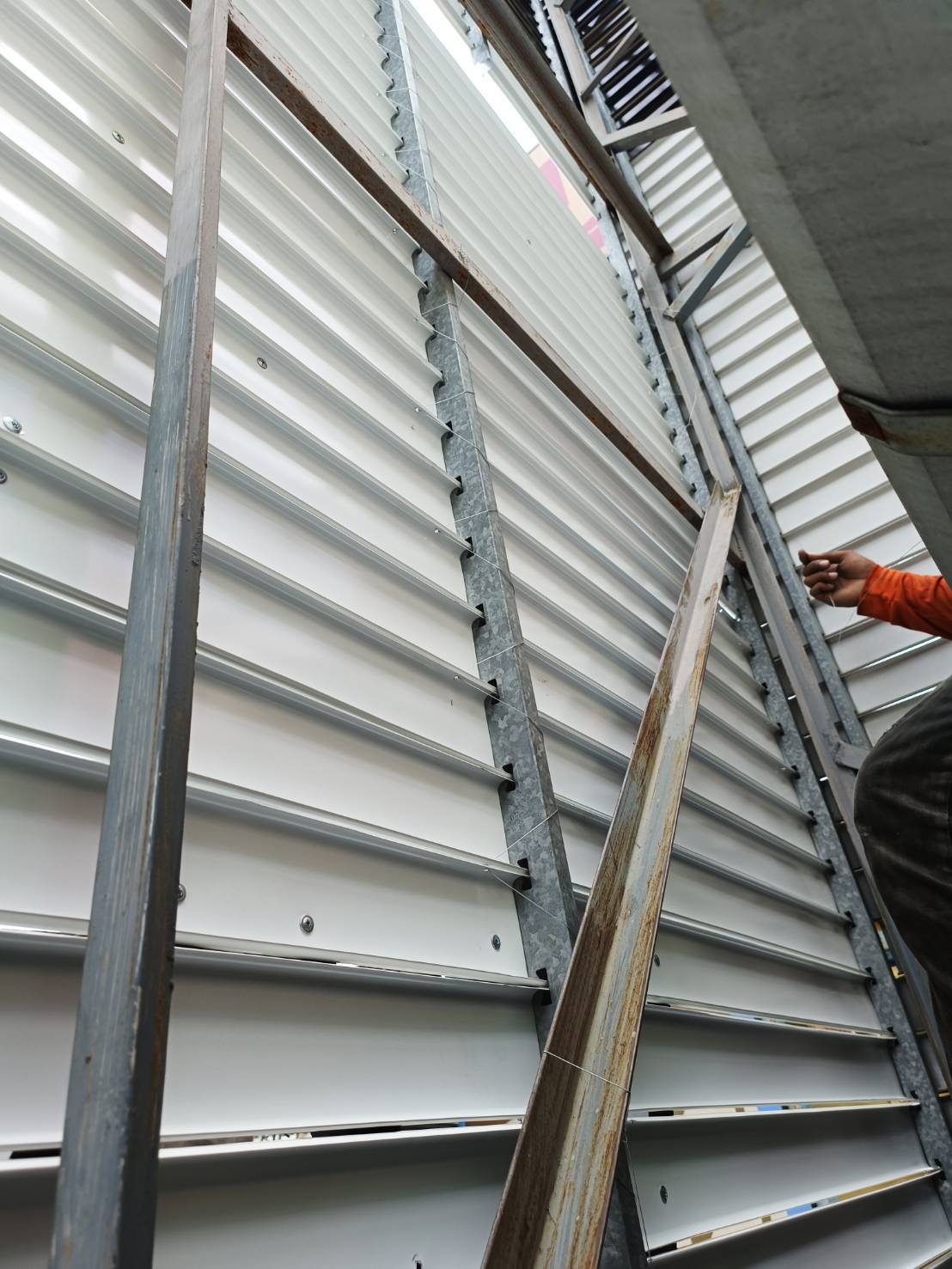 งานติดตั้งแผงกันแดดอลูมิเนียม