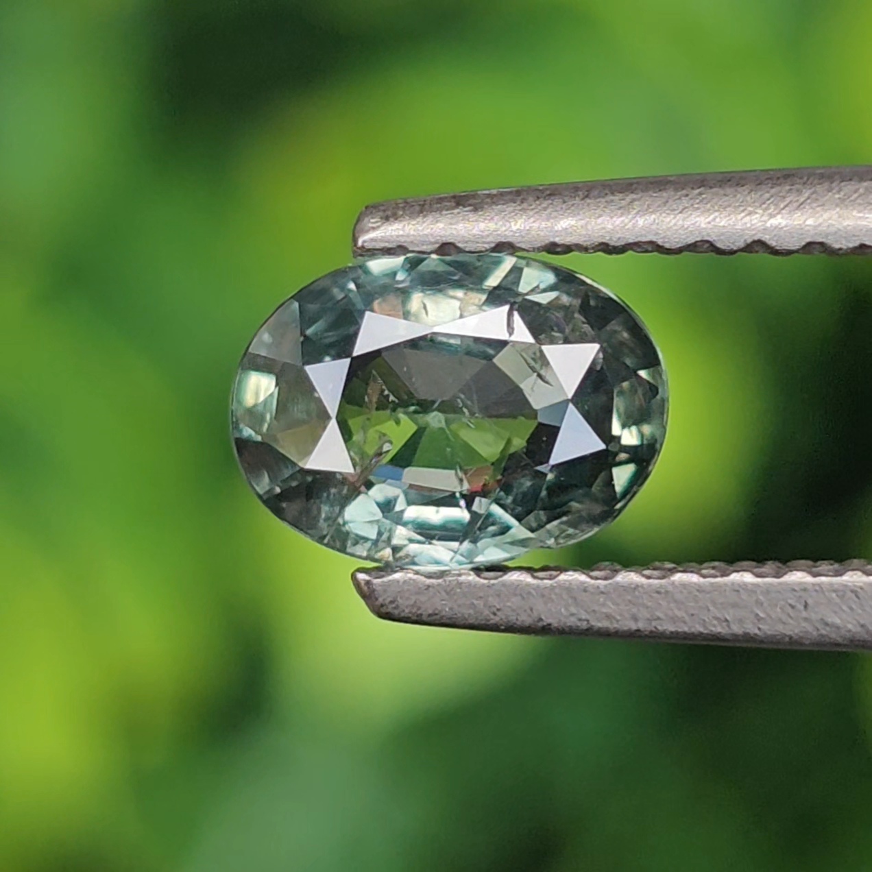 พลอย เขียวส่อง Blue-Green Sapphire 0.77 กะรัต (Cts.) ดิบ (Unheated) พลอยแท้ อัญมณีมงคลประจําวันเกิด เครื่องประดับพลอย