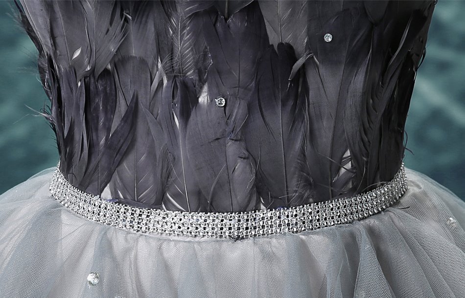 Pre-order ชุดแฟนซี ชุดราตรีสั้น สีดำเทา เกาะอก หน้าสั้นหลังยาว แต่งขนนกช่วงอก กระโปรงเป็นชั้น ๆ เชือกผูกหลัง