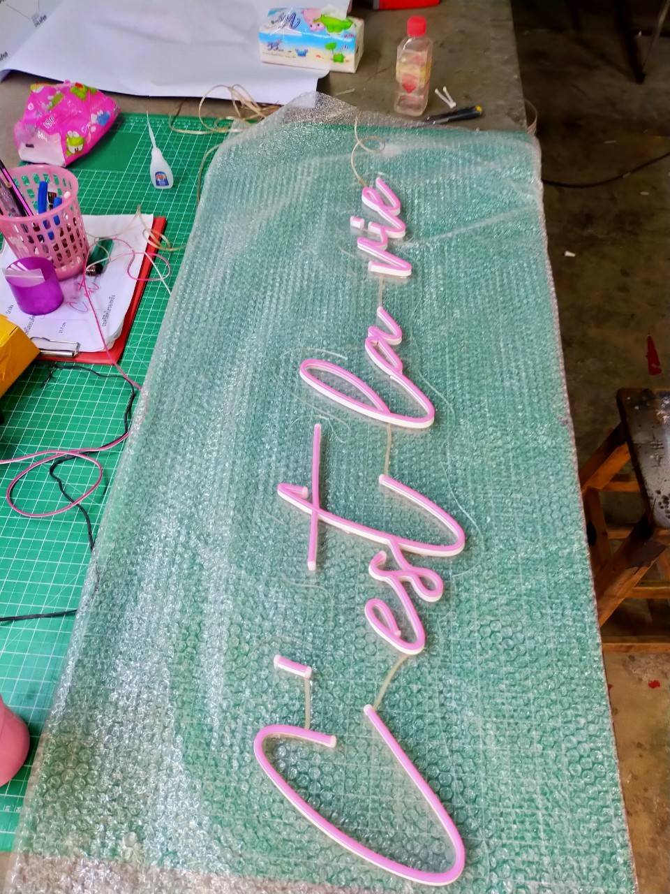 ป้ายไฟนีออนดัด LED แสงสีชมพู อะคริลิคใสรองหลัง