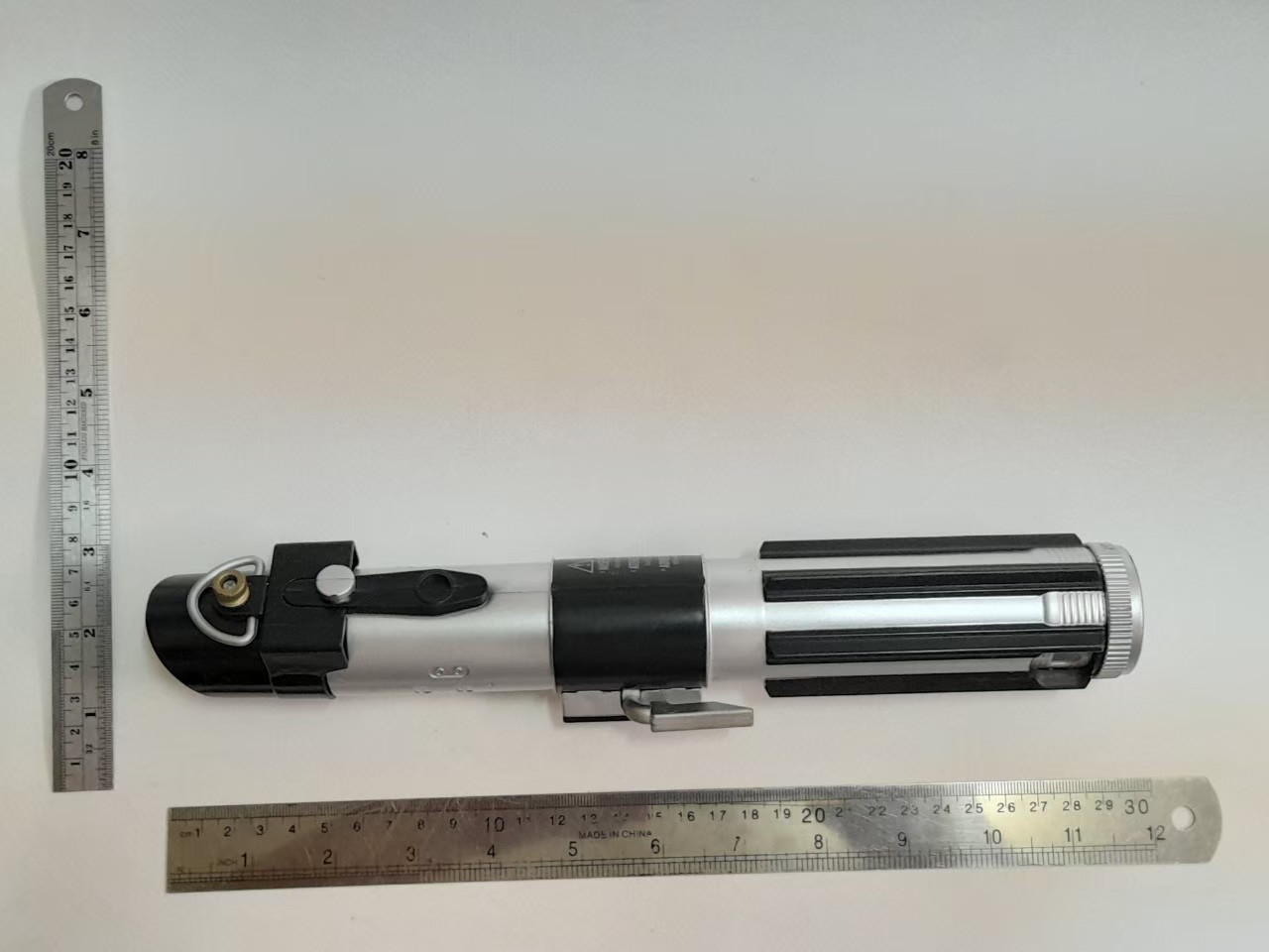 ดาบ ไลท์เซเบอร์ ของ ดาร์ธเวเดอร์ สีแดง ดาบยืดหดได้ มือสองสภาพดีมีรอยบ้าง ขนาดตามรูป